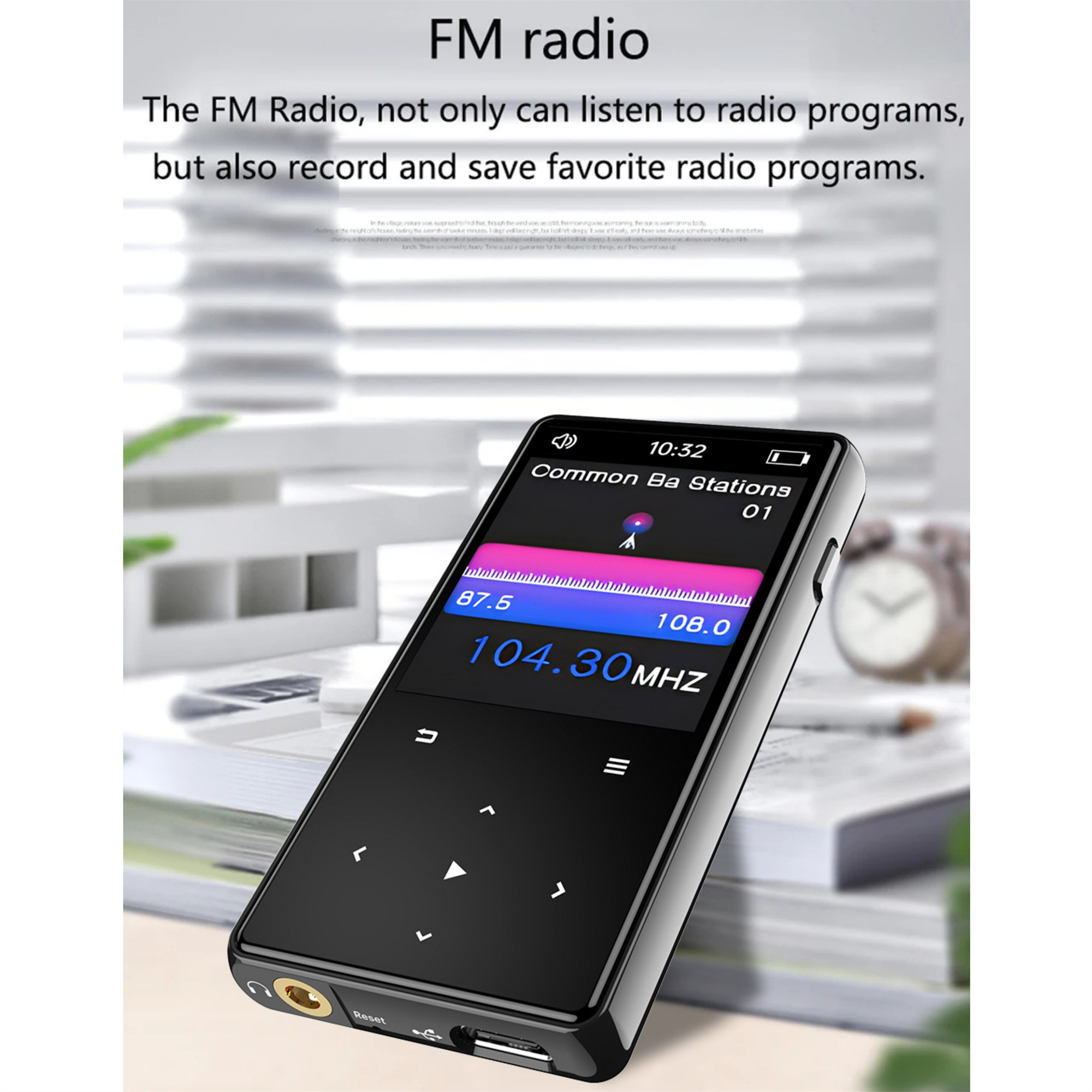 Schwarzes tragbares UKW-Radio mit Display, das Radiofrequenzen und Uhrzeit anzeigt.