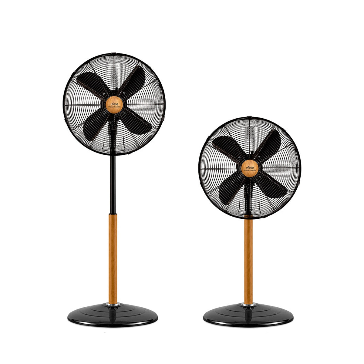 Dwa czarne wentylatory stojące, jeden wysoki i jeden krótszy, oba z czarnymi łopatkami i drewnianymi słupami.