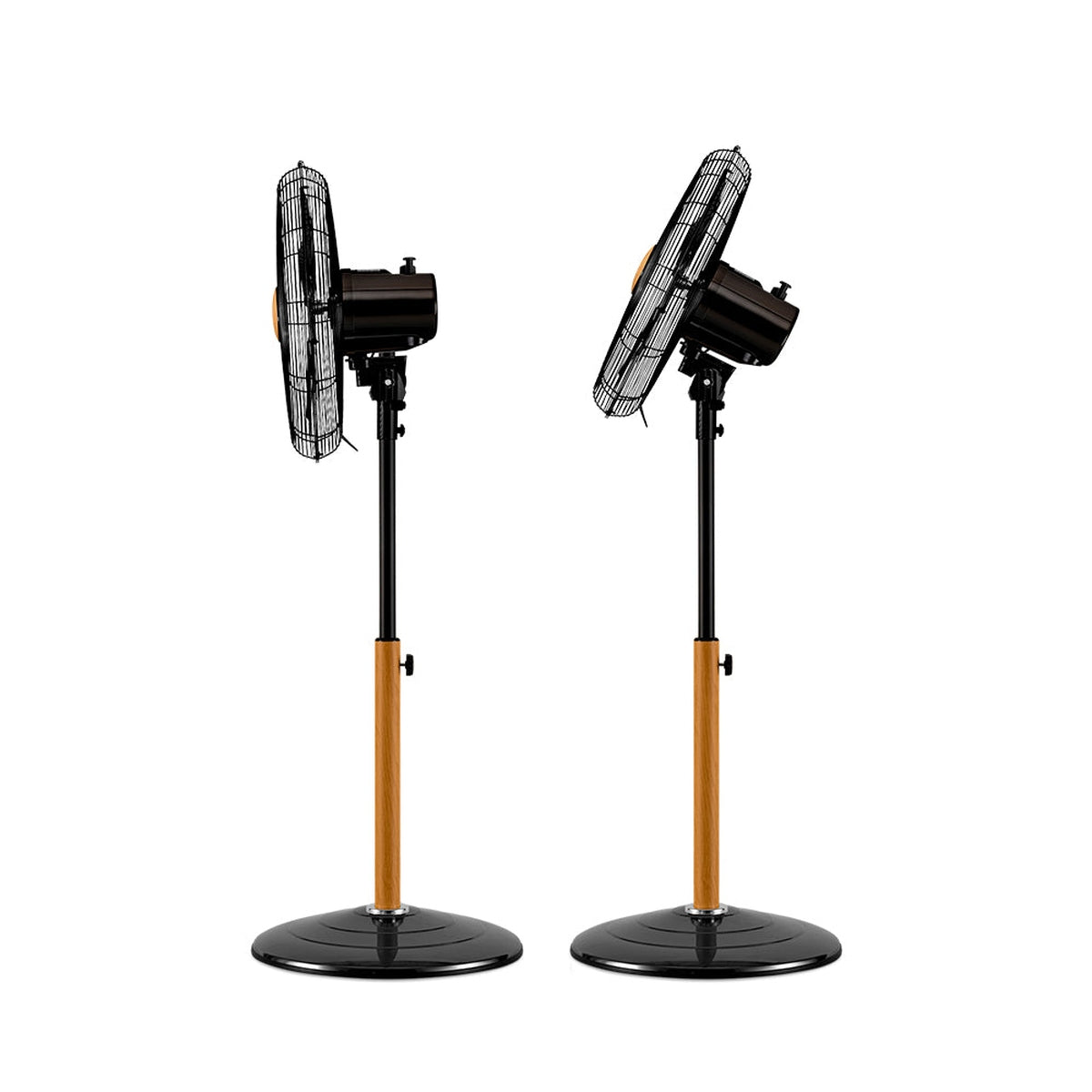 Dwa czarne wentylatory na stojakach. Jeden jest pod kątem. Oba mają drewniane słupy i czarne podstawy.