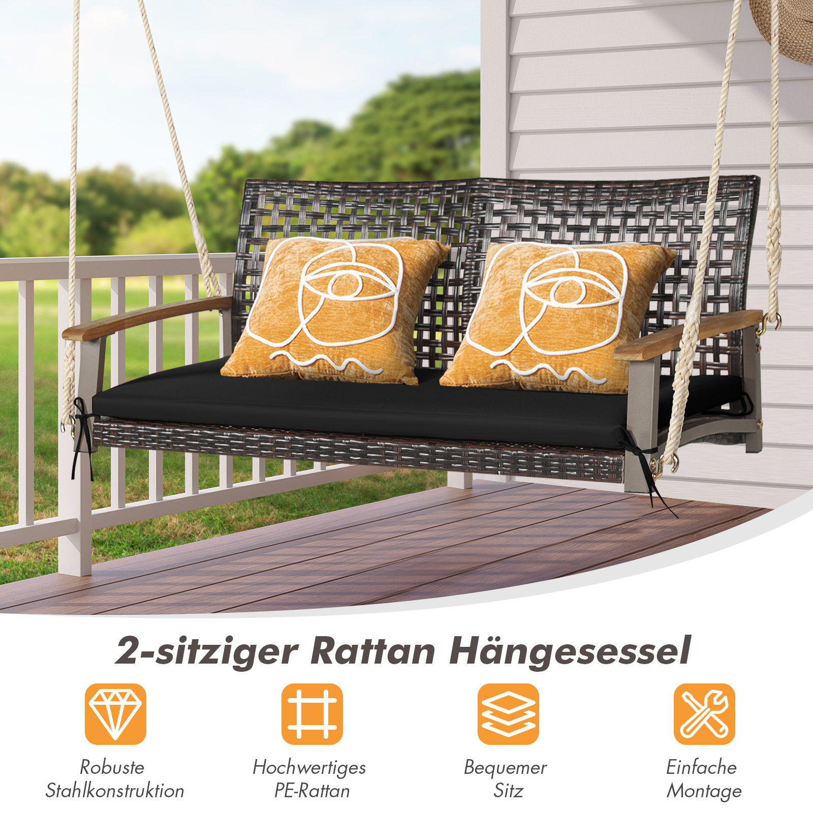 Eine braune Rattan-Schaukel mit zwei Kissen und einer Holzarmlehne, an Seilen aufgehängt.