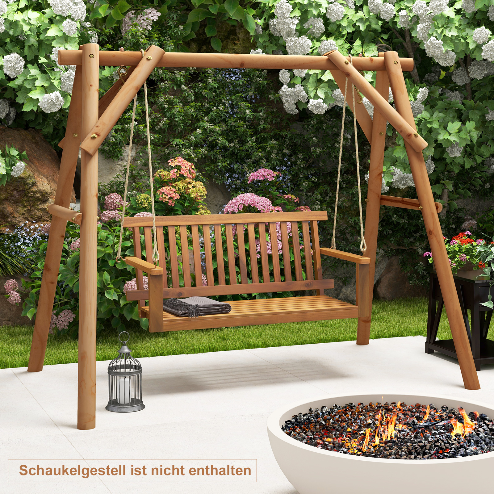 Holzschaukel im Garten, mit Feuerstelle, Blumen und einer Laterne.