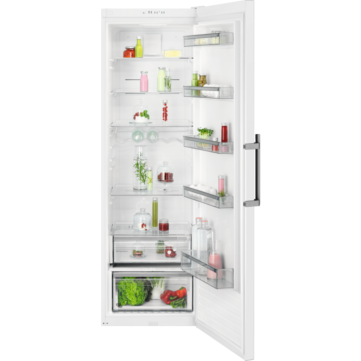 Refrigerador blanco abierto. Dentro hay estantes con frascos, botellas y cajones con verduras.