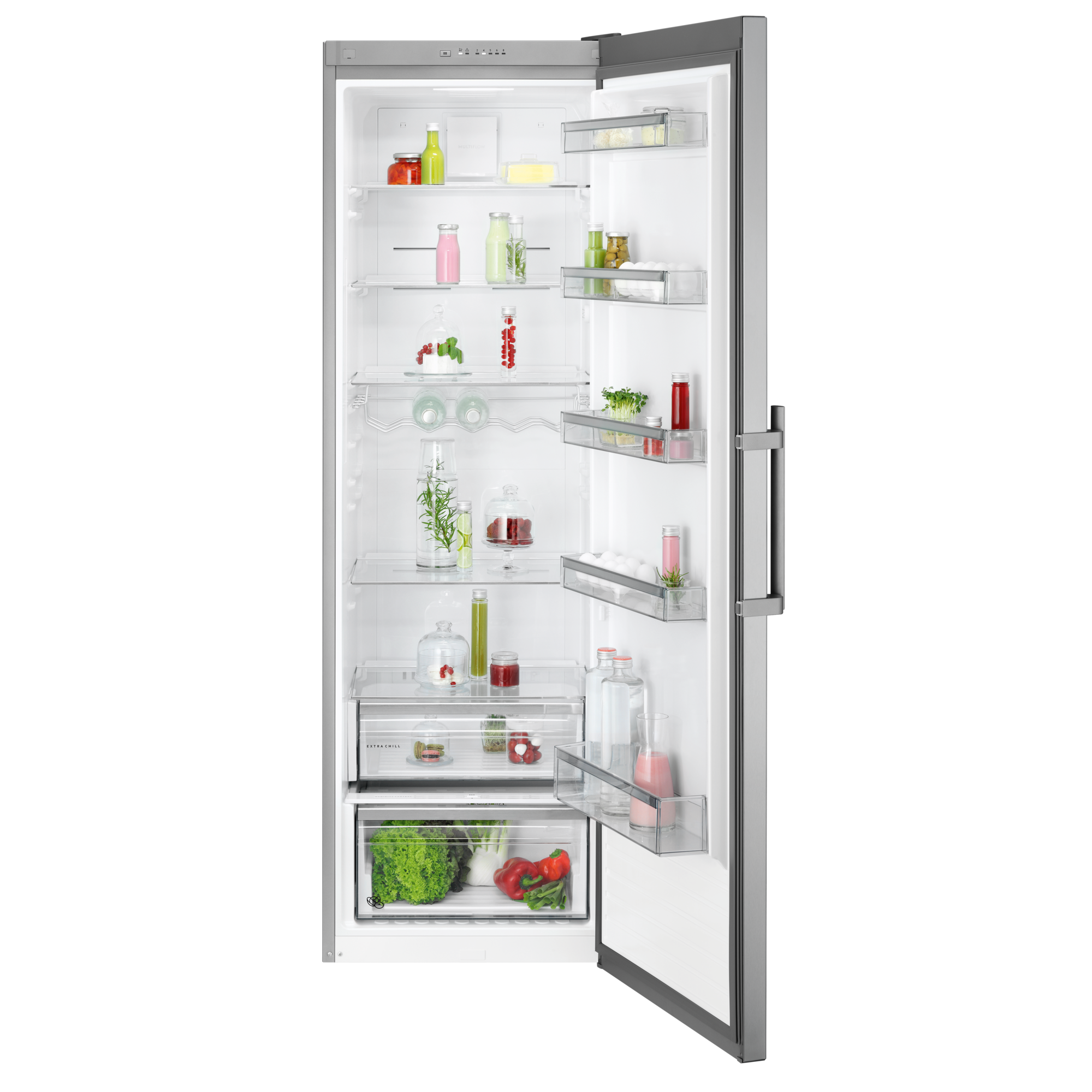 Offener Kühlschrank mit Regalen und verschiedenen Lebensmitteln. Klare Behälter und Schubladen mit Produkten.