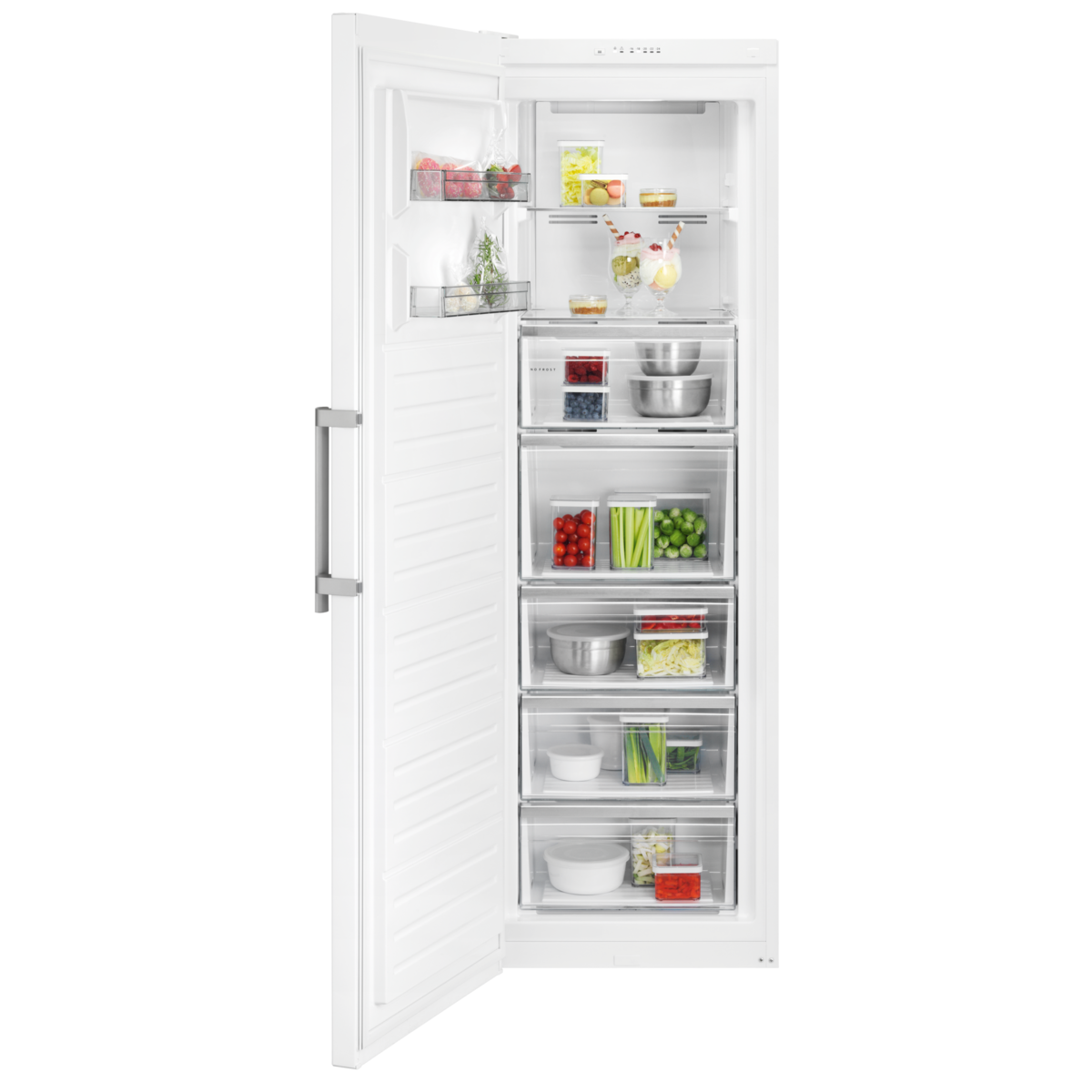 Refrigerador blanco con la puerta abierta, mostrando cajones y estantes con alimentos.