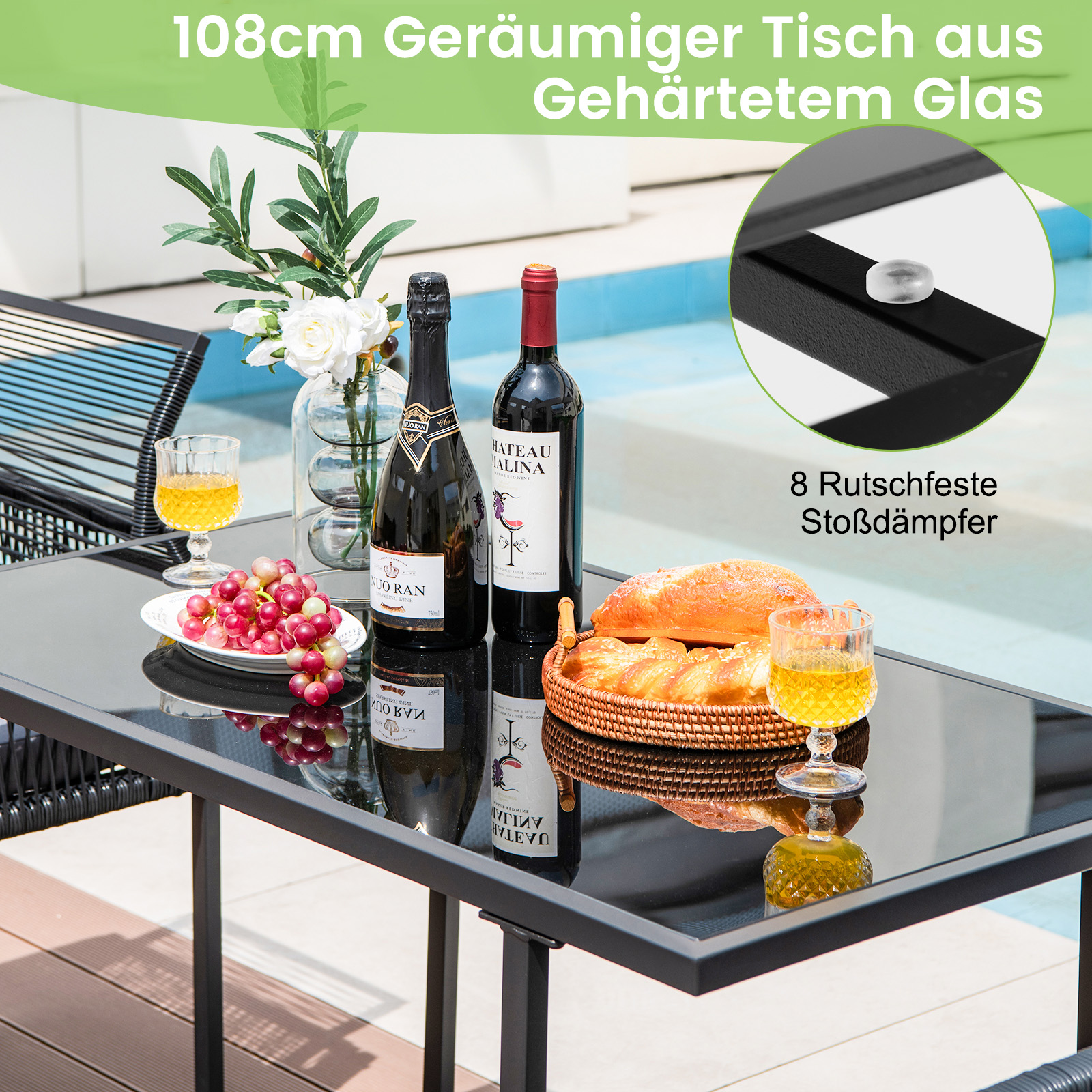 Ein Glastisch mit Essen und Wein. Der Text auf dem Tisch lautet "108cm Geräumiger Tisch aus Gehärtetem Glas".