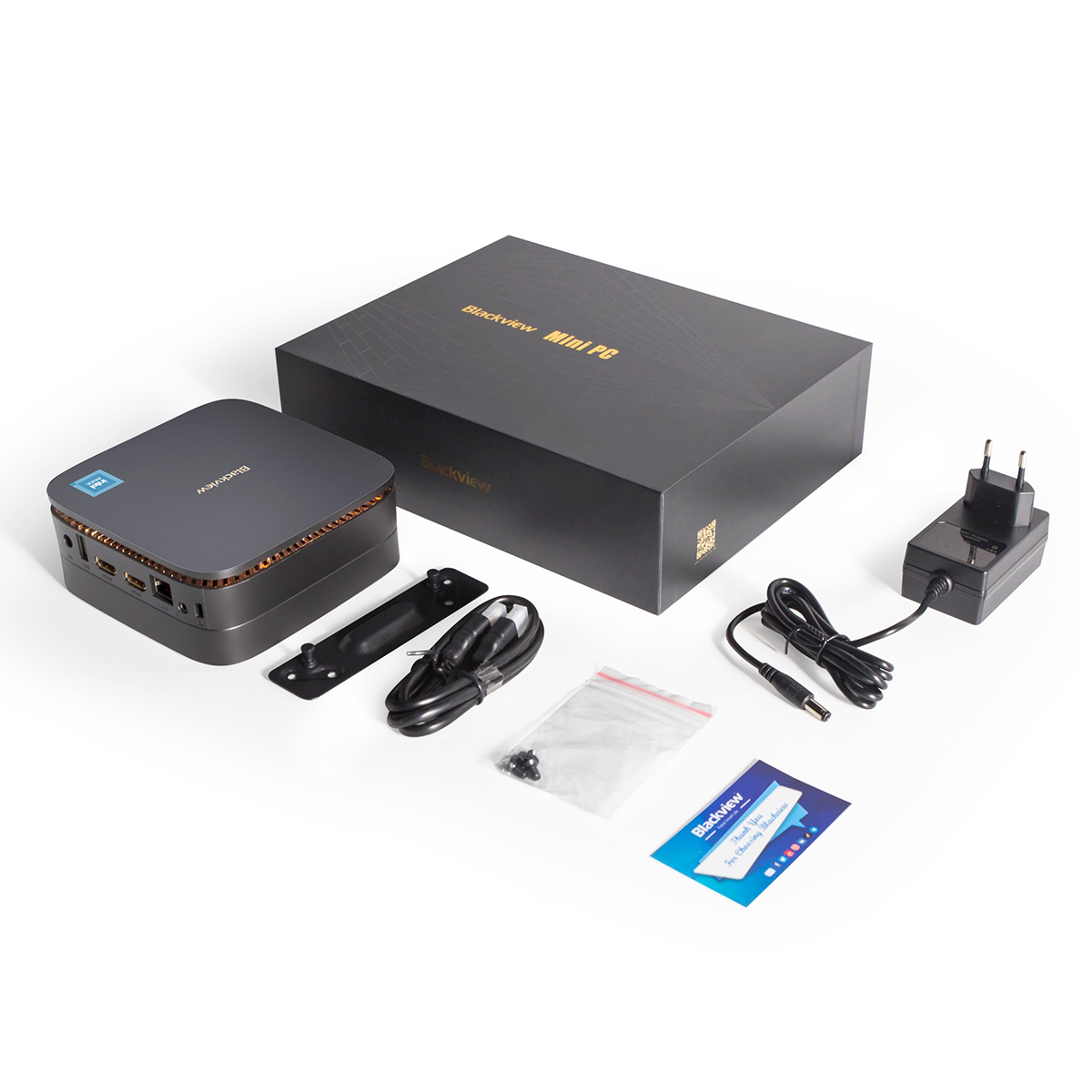 Un conjunto de mini PC, con una caja negra, un ordenador pequeño y varios accesorios.