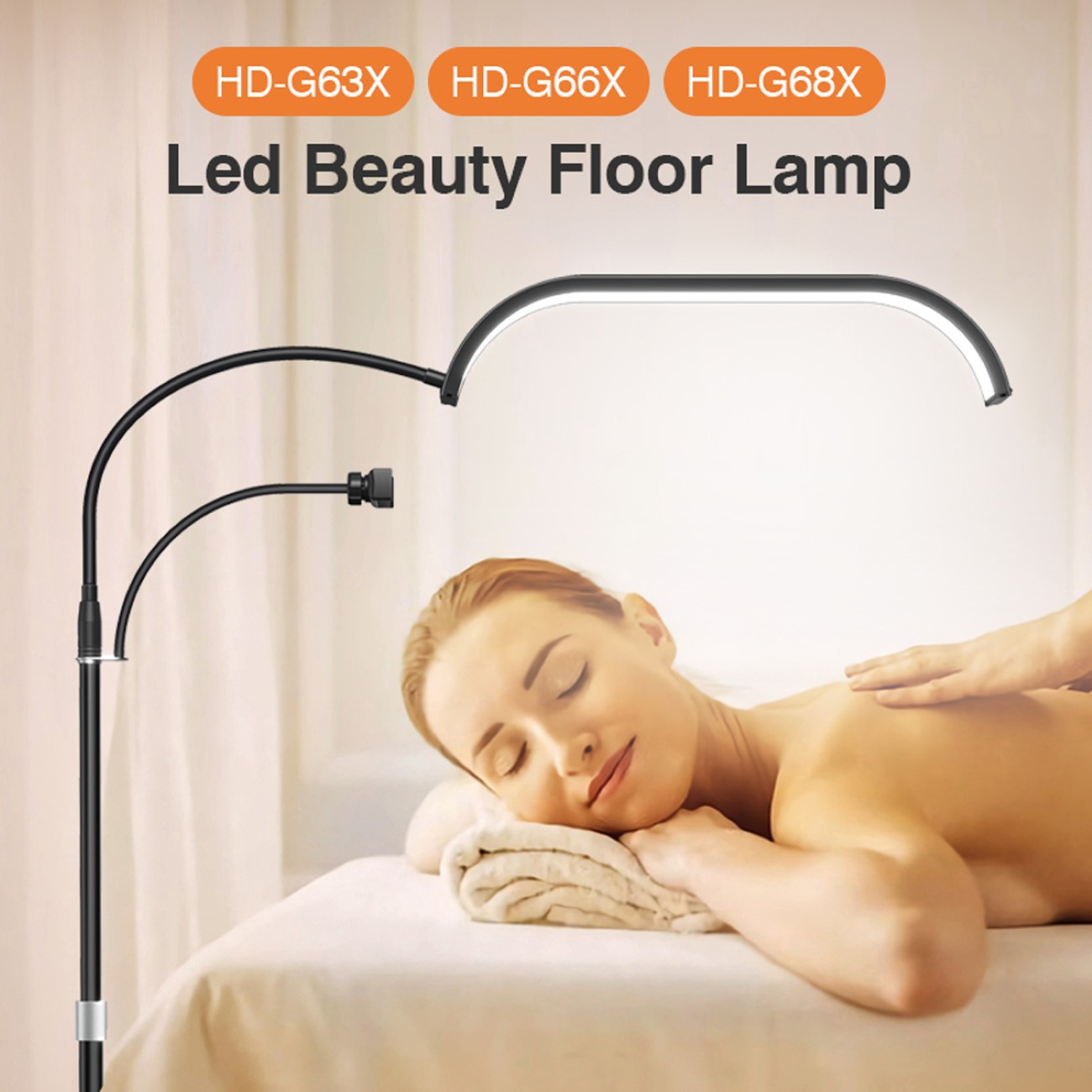 Eine Frau liegt auf einer Massageliege unter einer Beauty-Bodenlampe. Die Lampe hat ein gebogenes Licht.