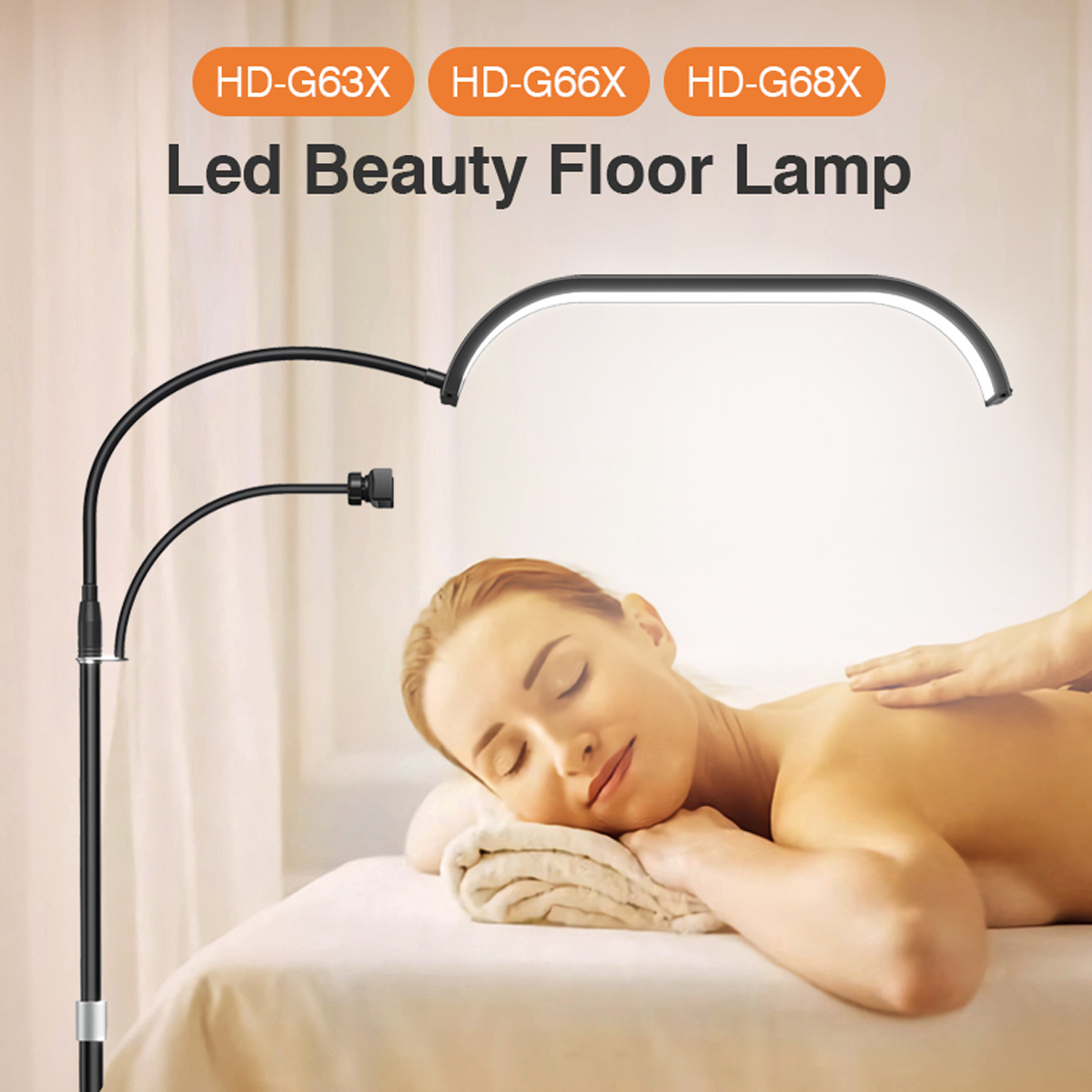LED-Beauty-Stehleuchte über einer Massageliege. Eine Frau liegt darauf. Lampe hat einen gebogenen Kopf.