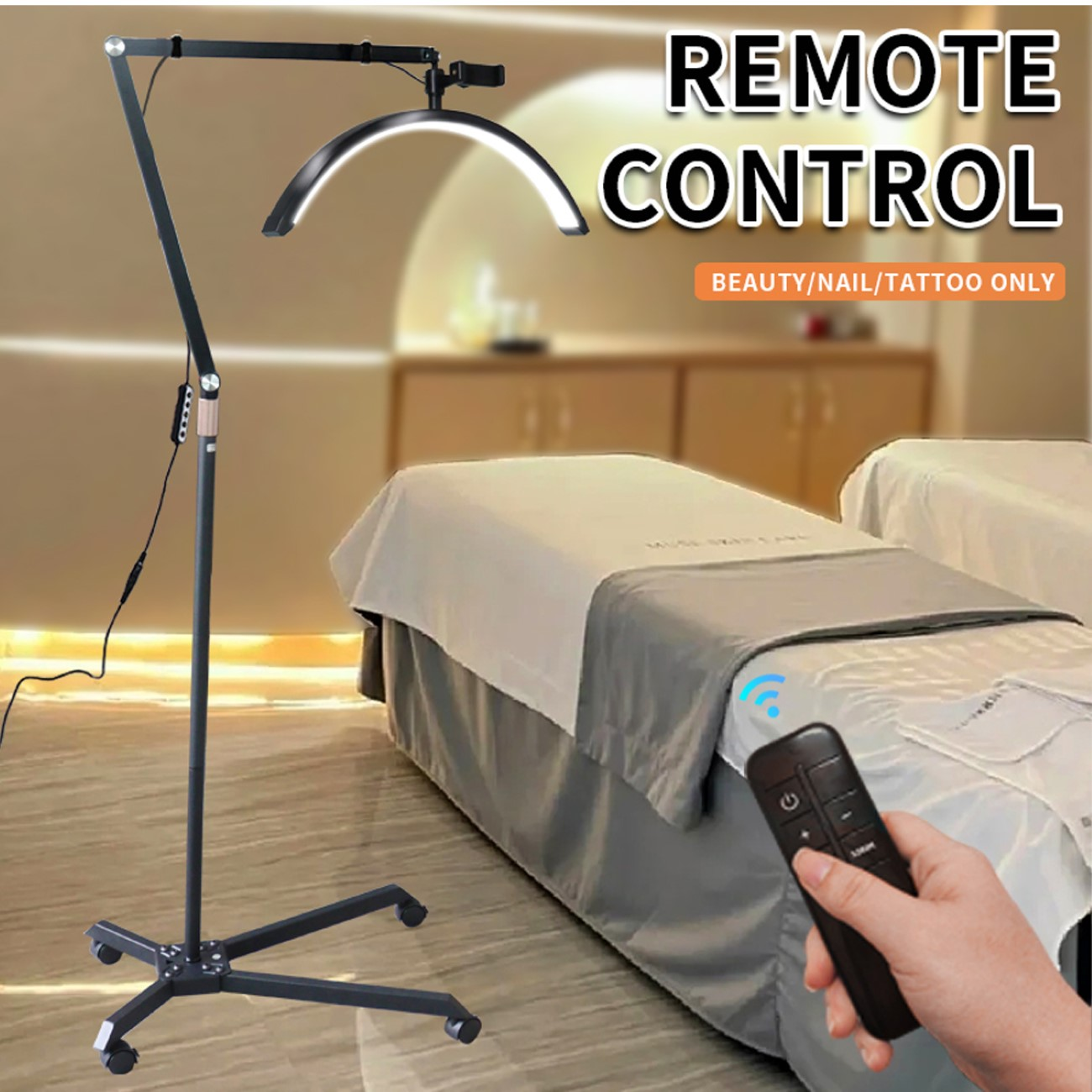Schwarze Lampe mit gebogenem Licht und Fernbedienung. Zwei Massageliegen im Hintergrund.