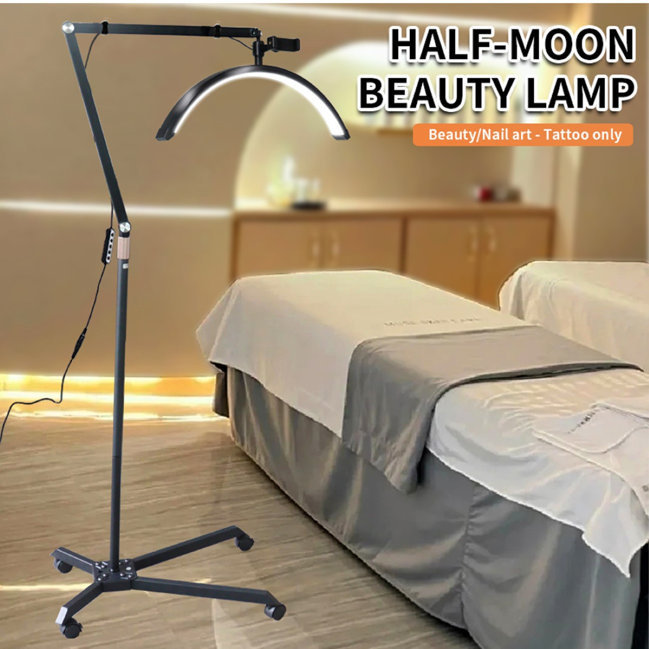 Halbmond-Schönheitslampe. Schwarzer Ständer mit Rädern. Gewölbter Lampenkopf. In einem Schönheitssalon mit Massagebetten.