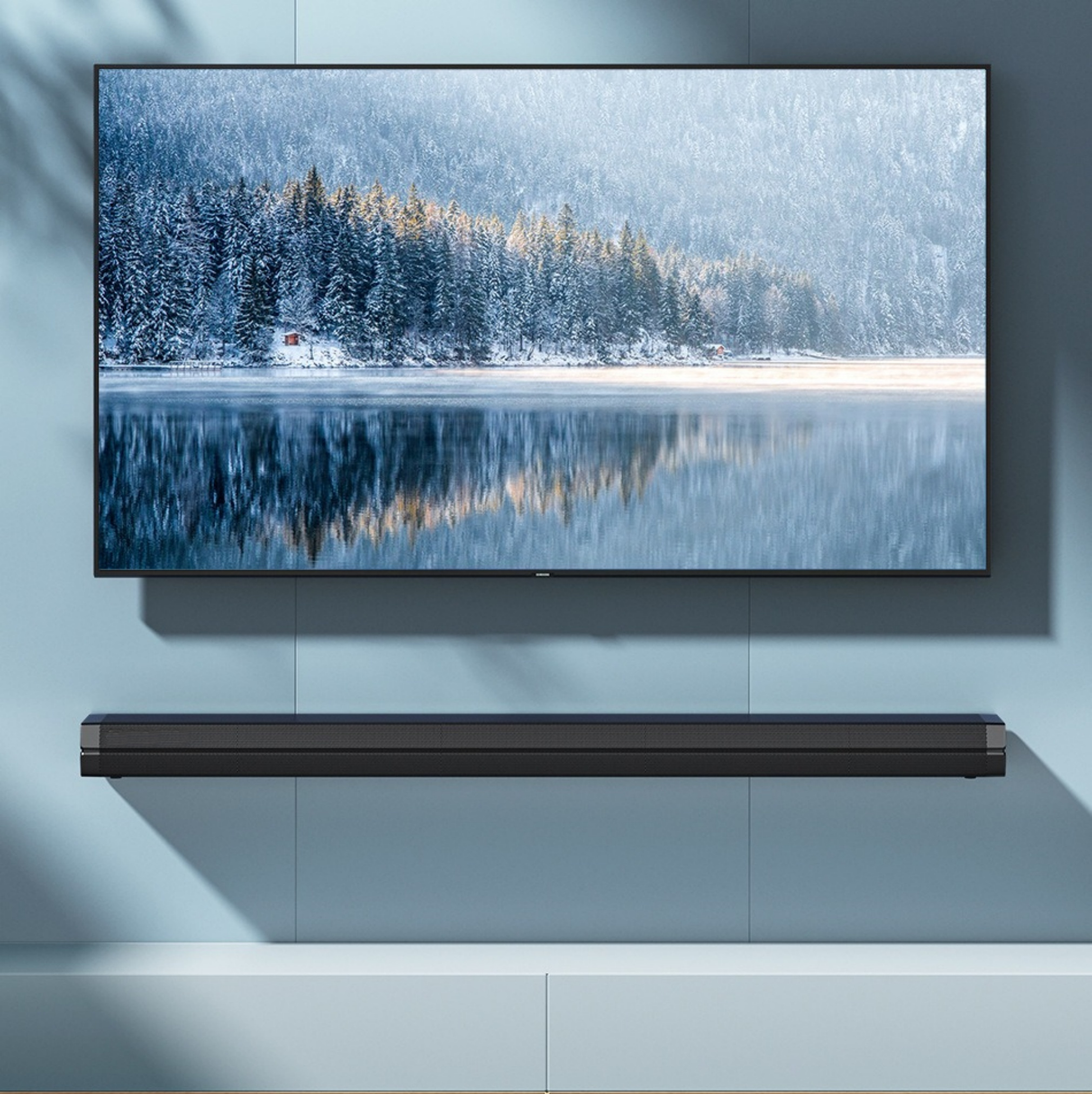 Fernseher an der Wand mit einer Soundbar darunter.