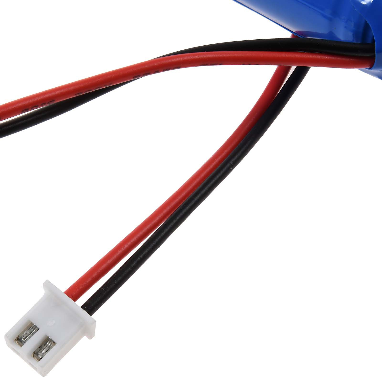 Nahaufnahme von roten und schwarzen Drähten mit einem weißen Stecker.