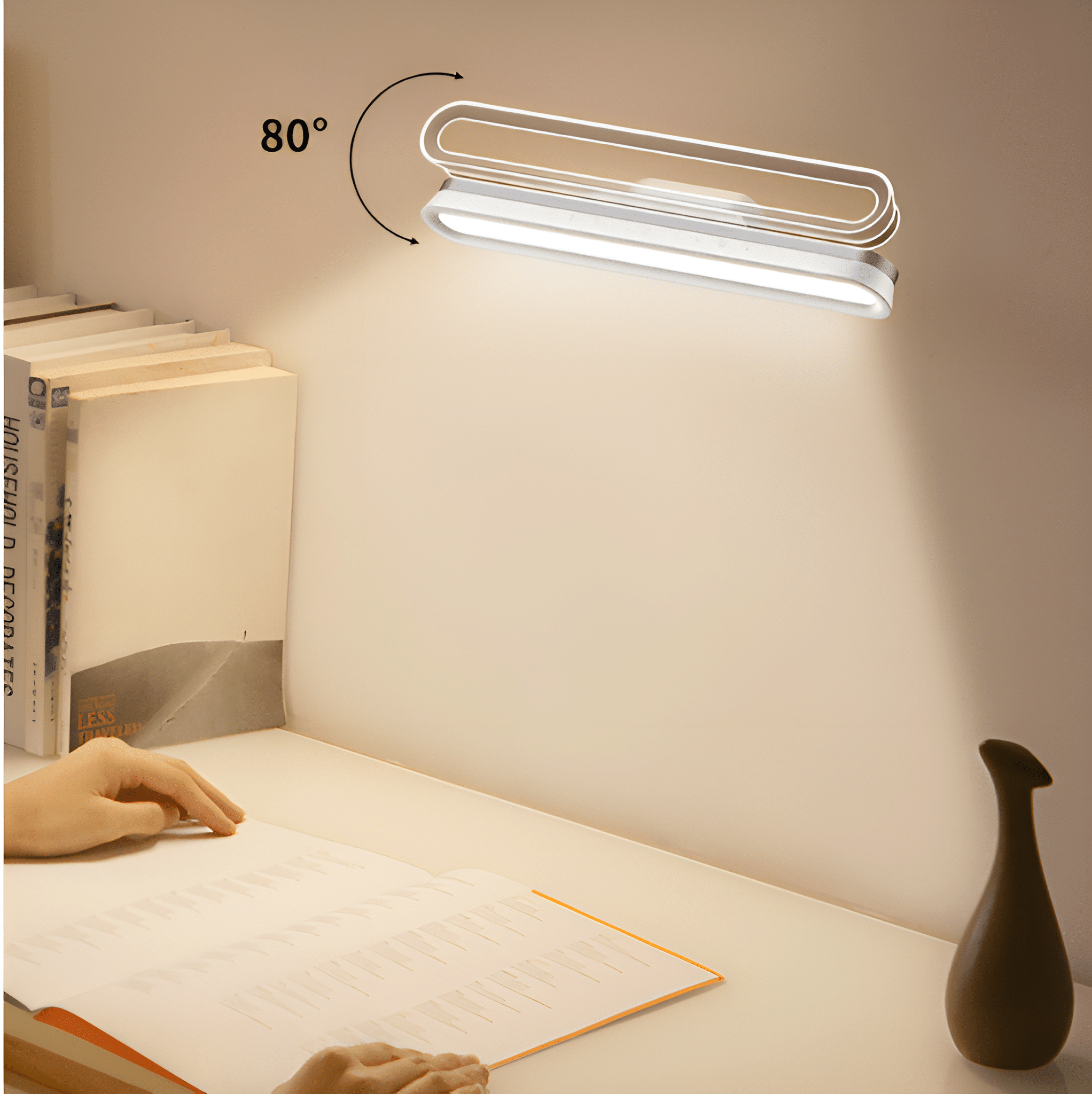 Verstellbare weiße LED-Schreibtischlampe mit hellem Licht auf einem Schreibtisch neben Büchern und einer Vase.