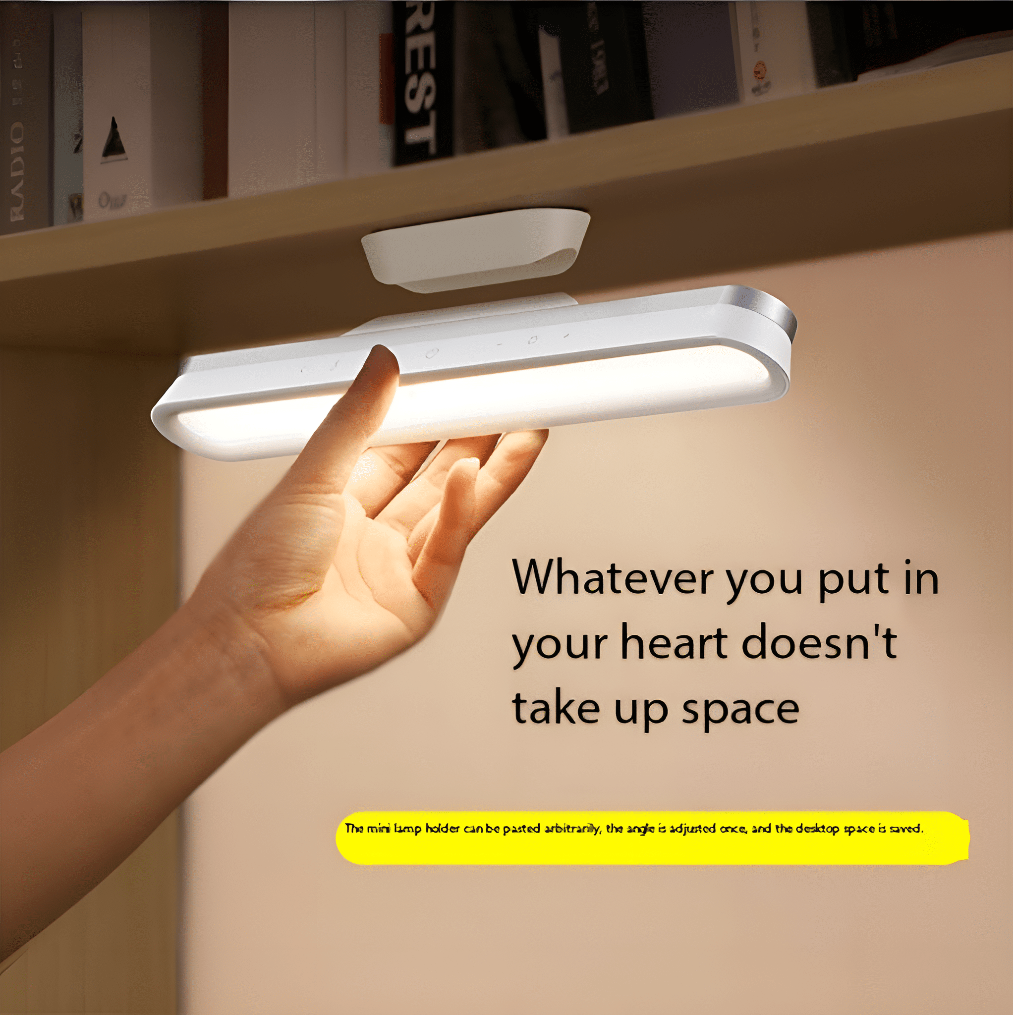 Hand, die nach einer weißen und silbernen LED-Lampe greift, die an einem Regal befestigt ist.