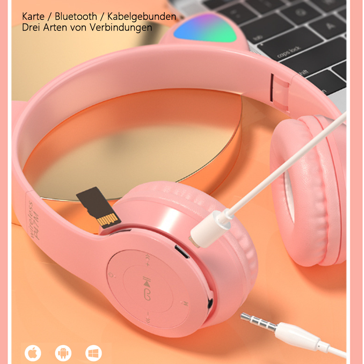 Rosa Katzenohrhörer mit Ladekabel und eingesetzter Micro-SD-Karte.