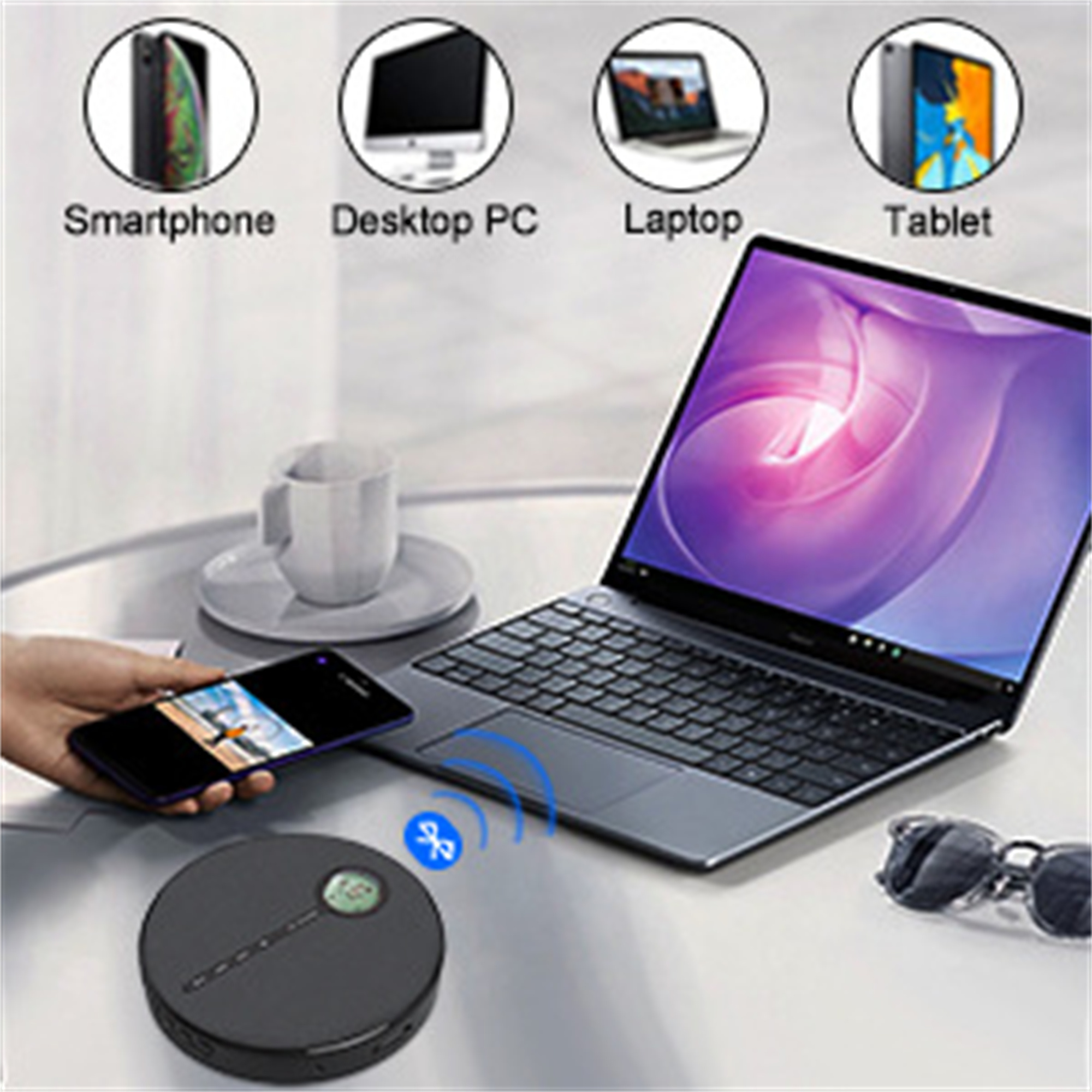 Ein Laptop und ein Smartphone sind drahtlos mit einem schwarzen kreisförmigen Gerät verbunden. Andere Geräte sichtbar.