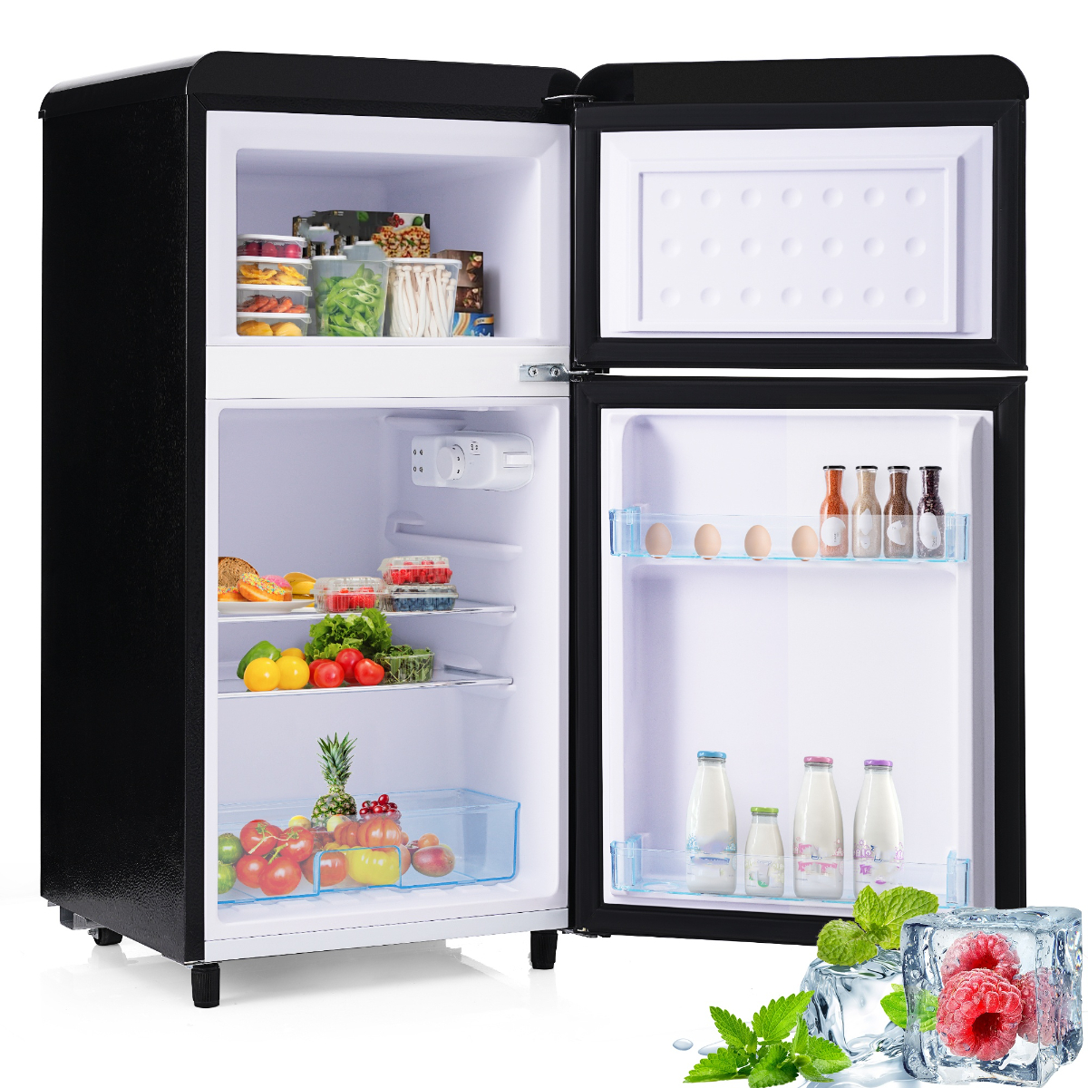 Ein schwarzer Kühlschrank mit offenen Türen, zeigt Regale mit Lebensmitteln, Früchten und Flaschen. Eis und Minze im Vordergrund.