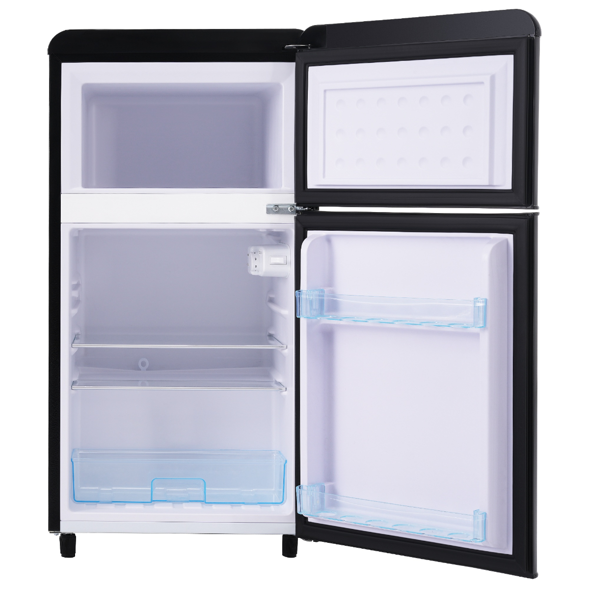 Ein kleiner, offener, schwarzer Kühlschrank mit weißem Innenraum, Regalen und blauen Türfächern.