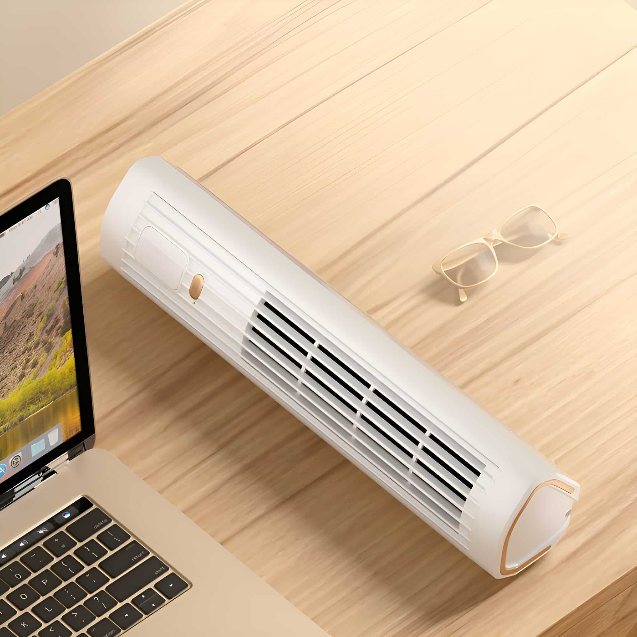 Weißer zylindrischer Ventilator mit goldenen Akzenten, auf einem Holztisch mit Laptop und Brille in der Nähe.