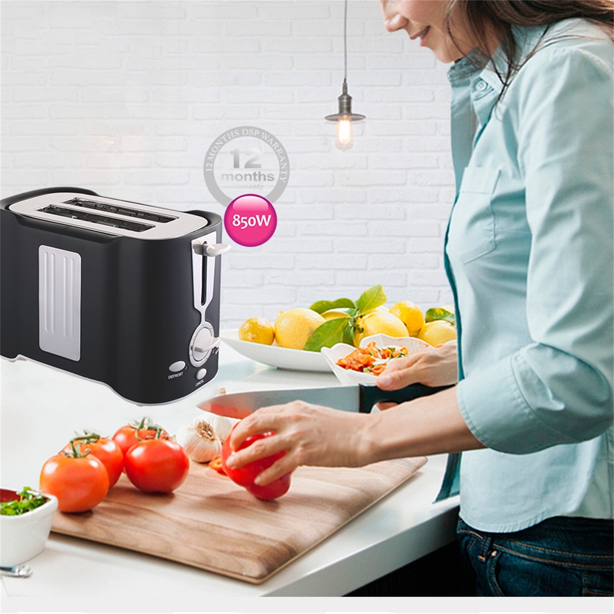 Ein schwarzer Toaster steht neben einer Frau, die eine Tomate schneidet. Eine Schüssel mit Zitronen steht daneben.
