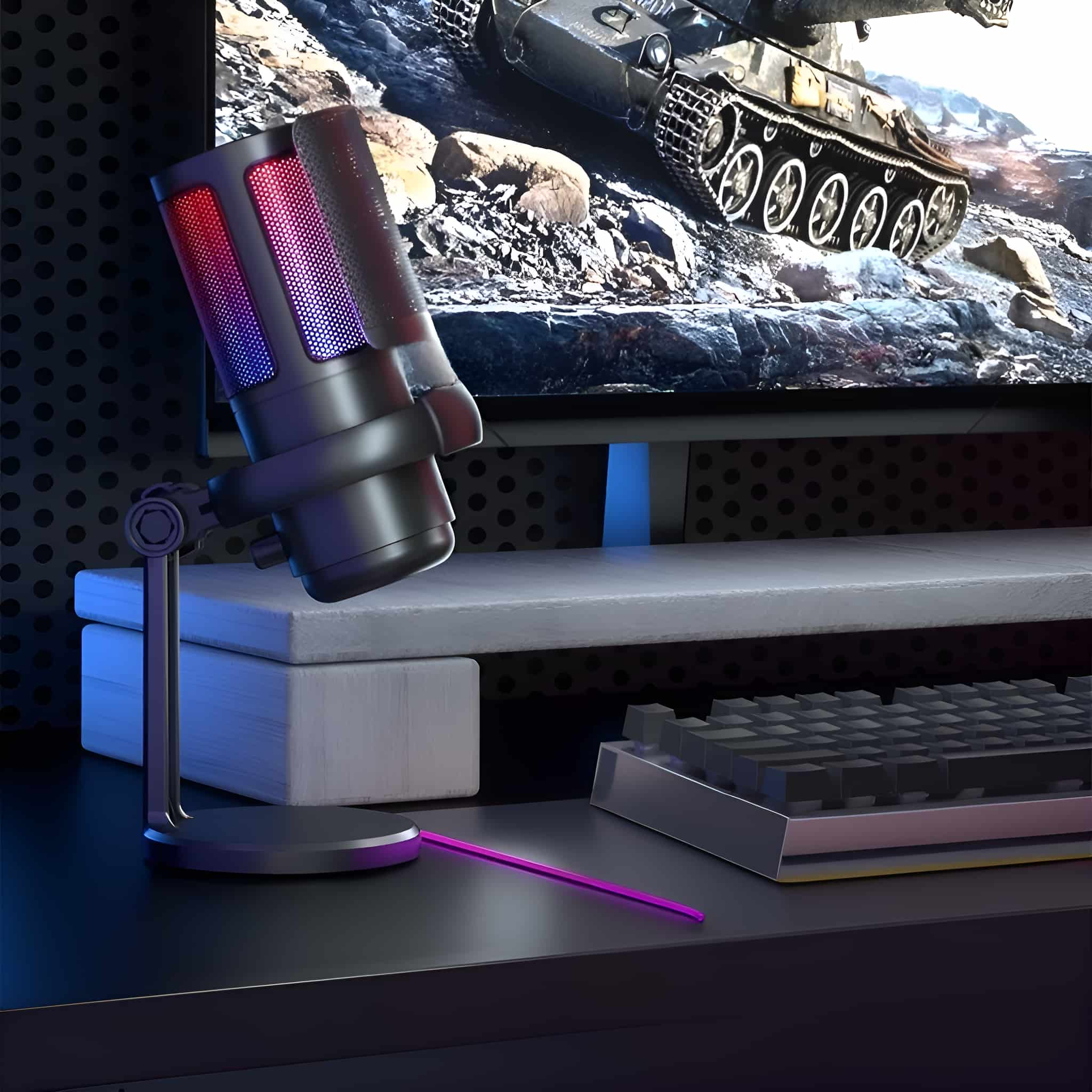 Mikrofon auf einem Ständer mit Lichtern, neben einer Tastatur und einem Monitor, der ein Spiel zeigt.