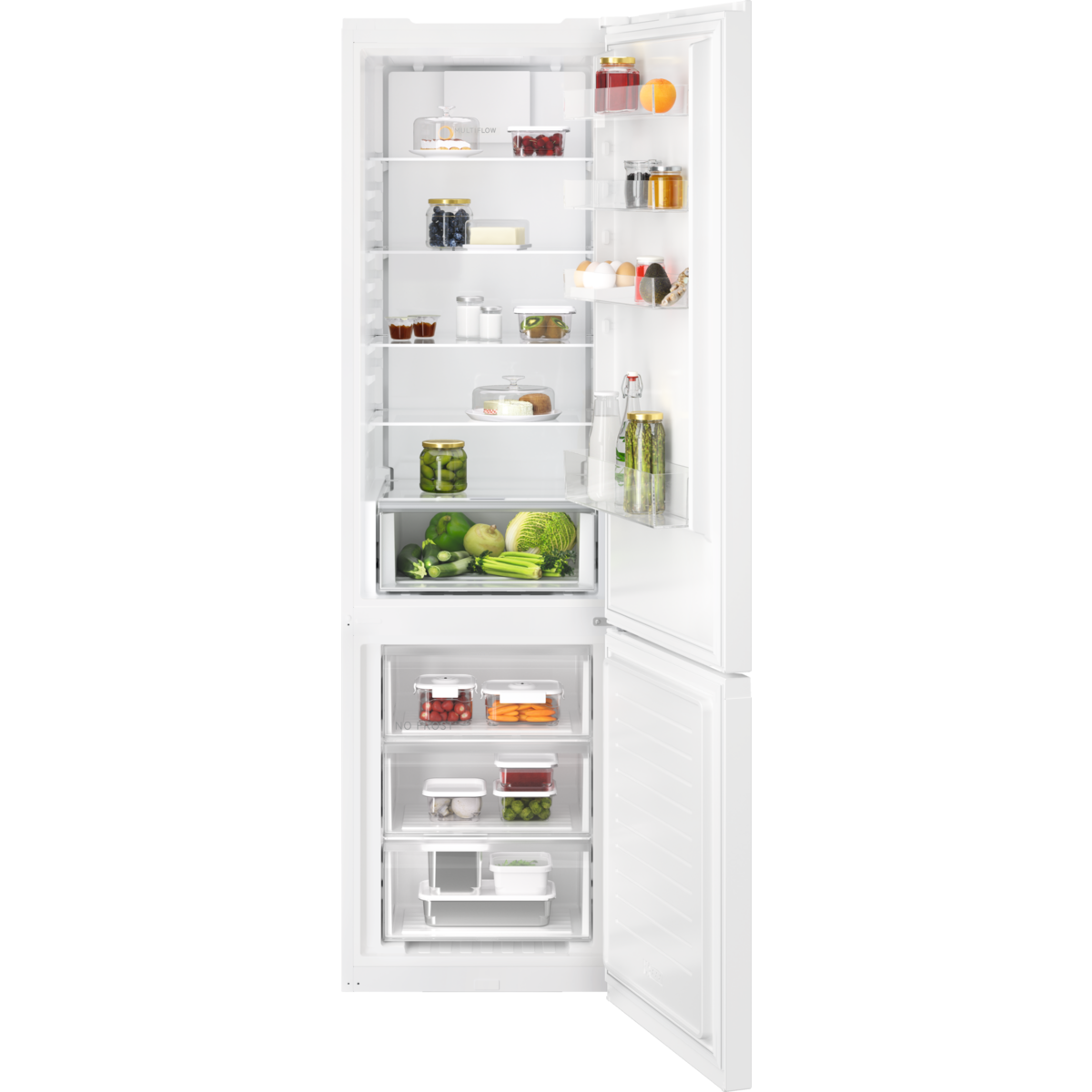 Frigorífico blanco con puerta abierta que muestra estantes con comida, verduras y cajones congeladores.