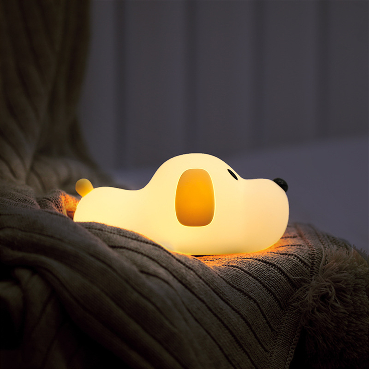 Hundeförmiges Nachtlicht. Es ist weiß mit gelbem Licht, das von innen ausgeht.