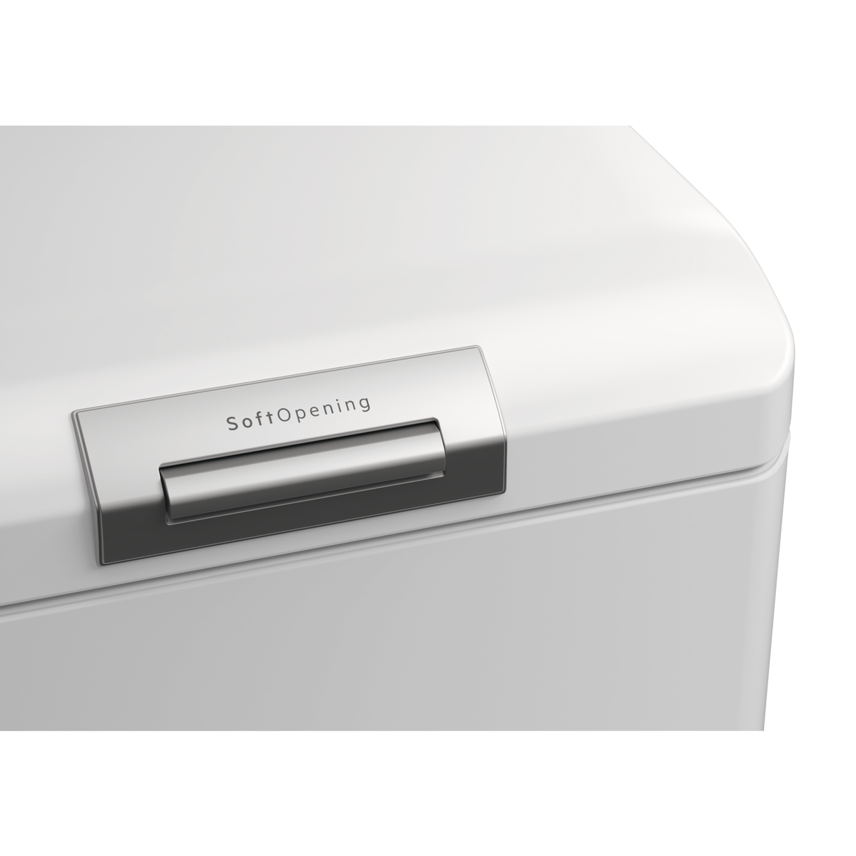 Zbliżenie białej lodówki. Drzwi mają chromowaną klamkę i napis 'SoftOpening'.