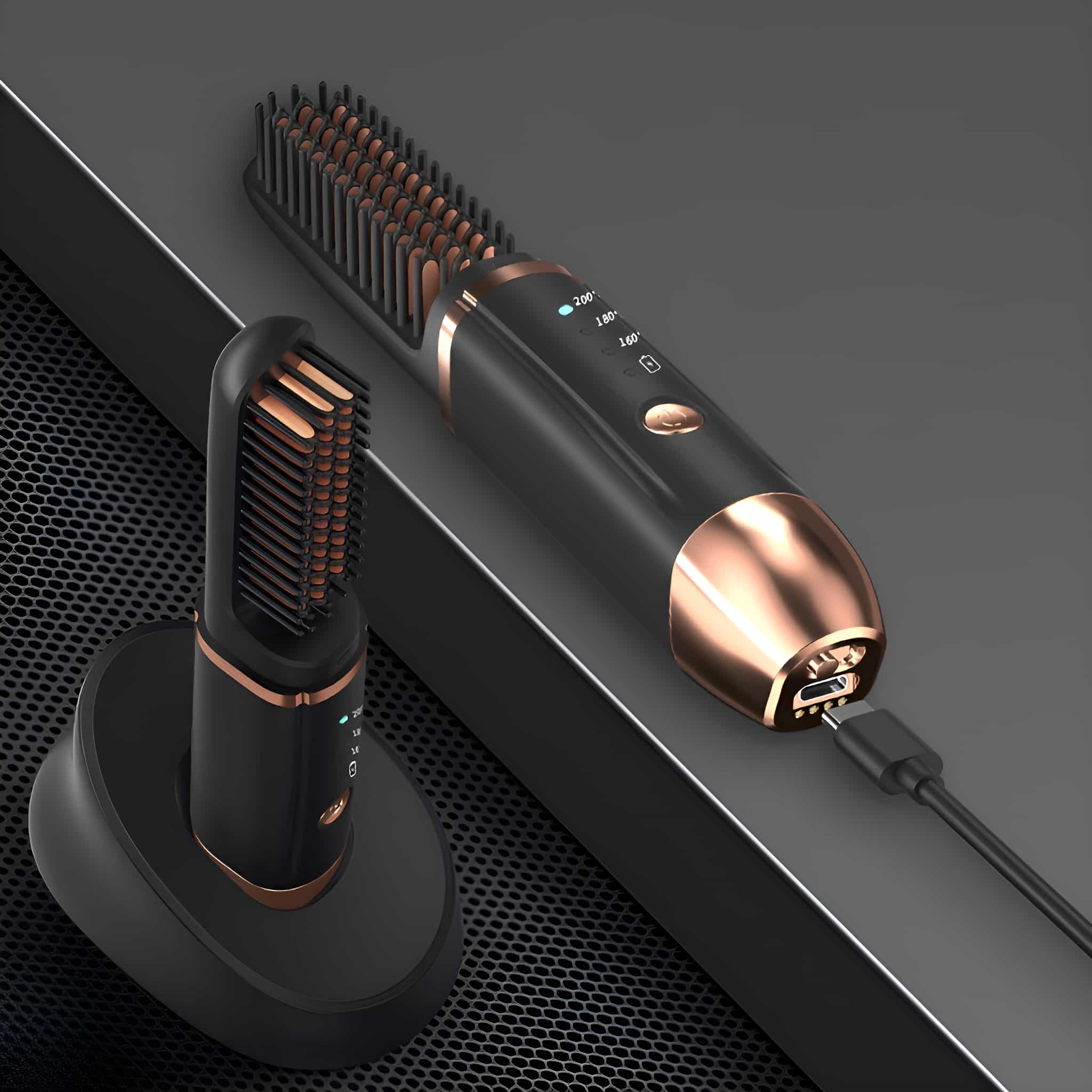 Schwarzer und goldener Haarglätter und Ladestation. Der Haarglätter ist eingesteckt.