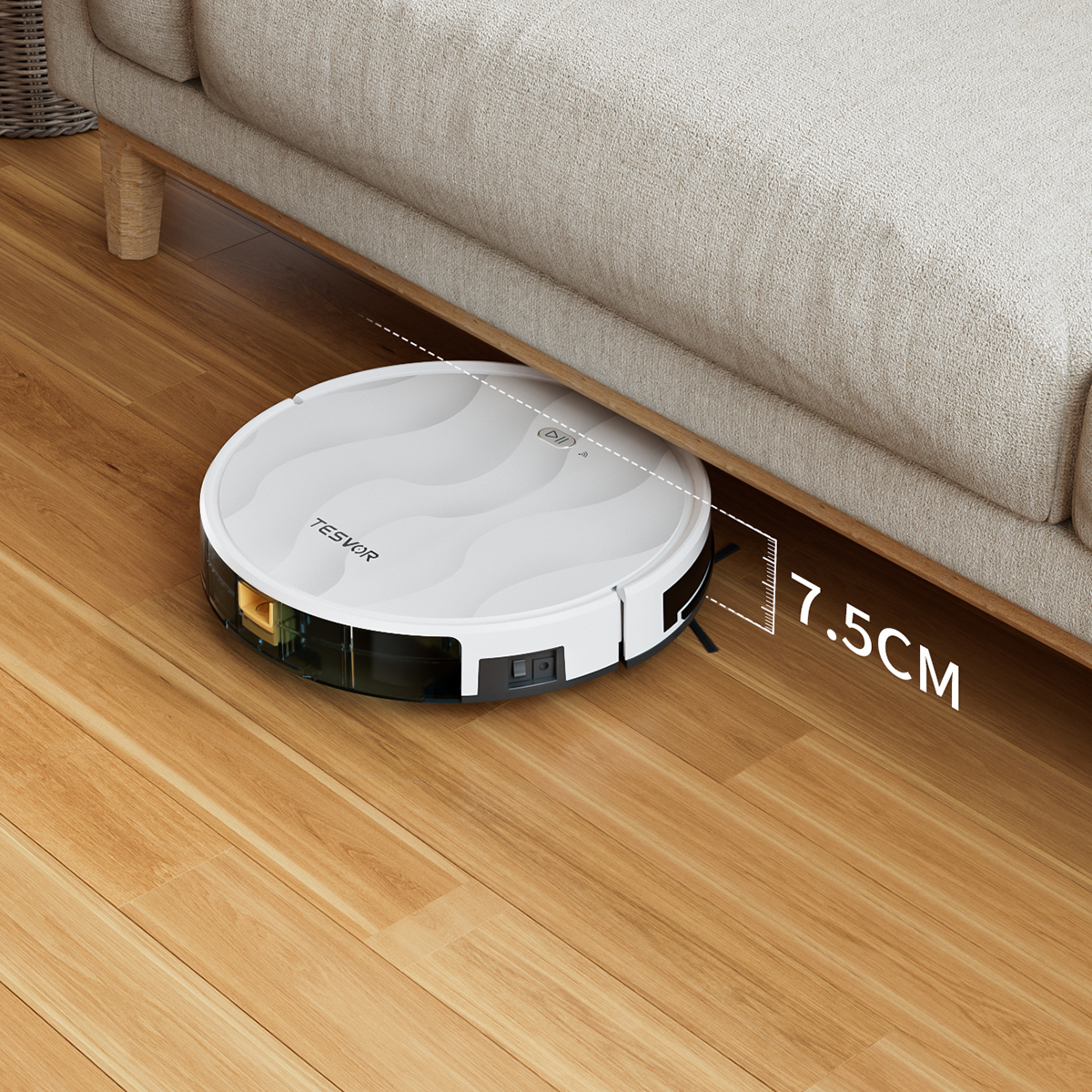 Una aspiradora robot blanca debajo de un sofá, sobre suelo de madera. La distancia es de 7,5 CM.