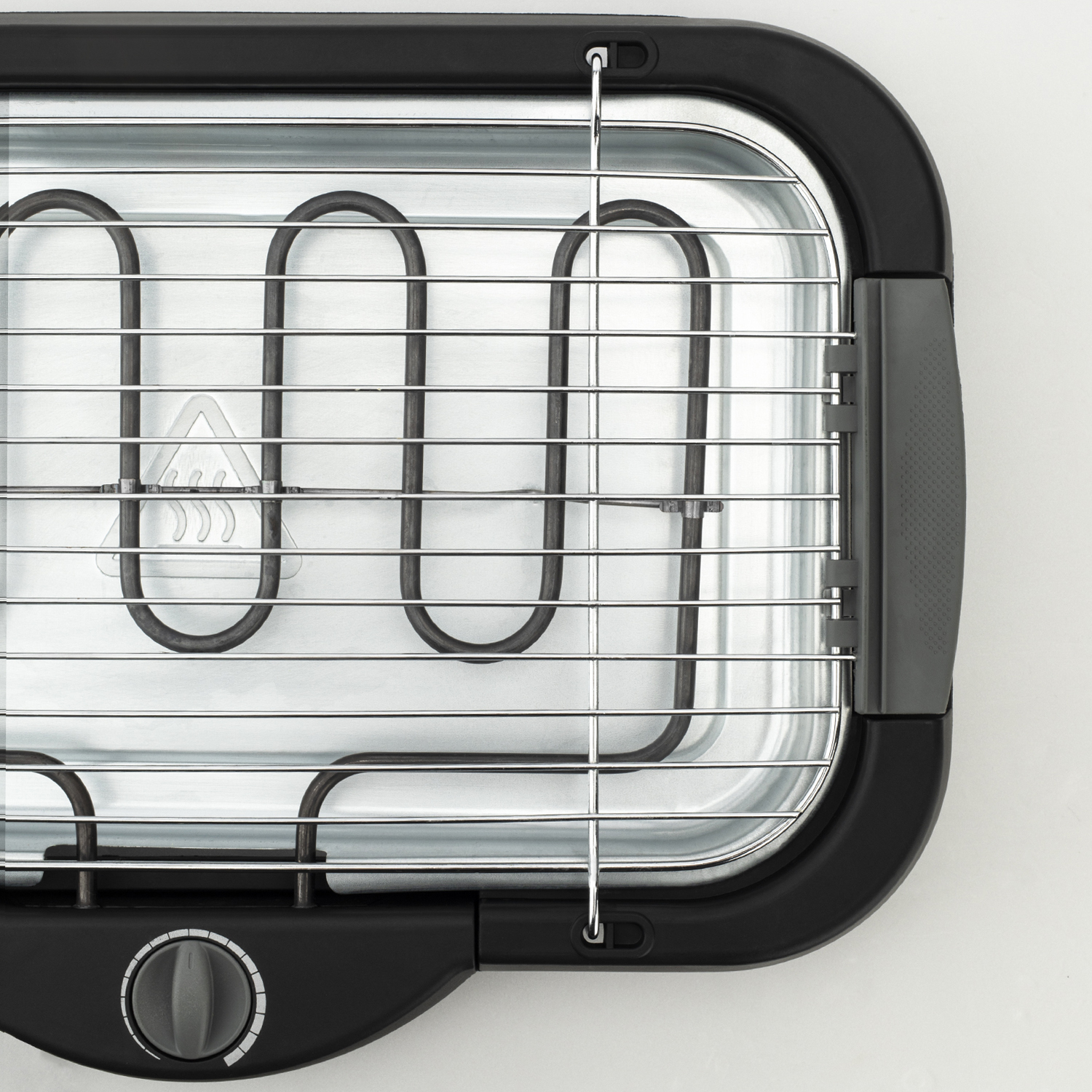 Elektrischer Grill mit schwarzem Rahmen und Metallgitter. Auf weißem Hintergrund, mit Drehknopf.