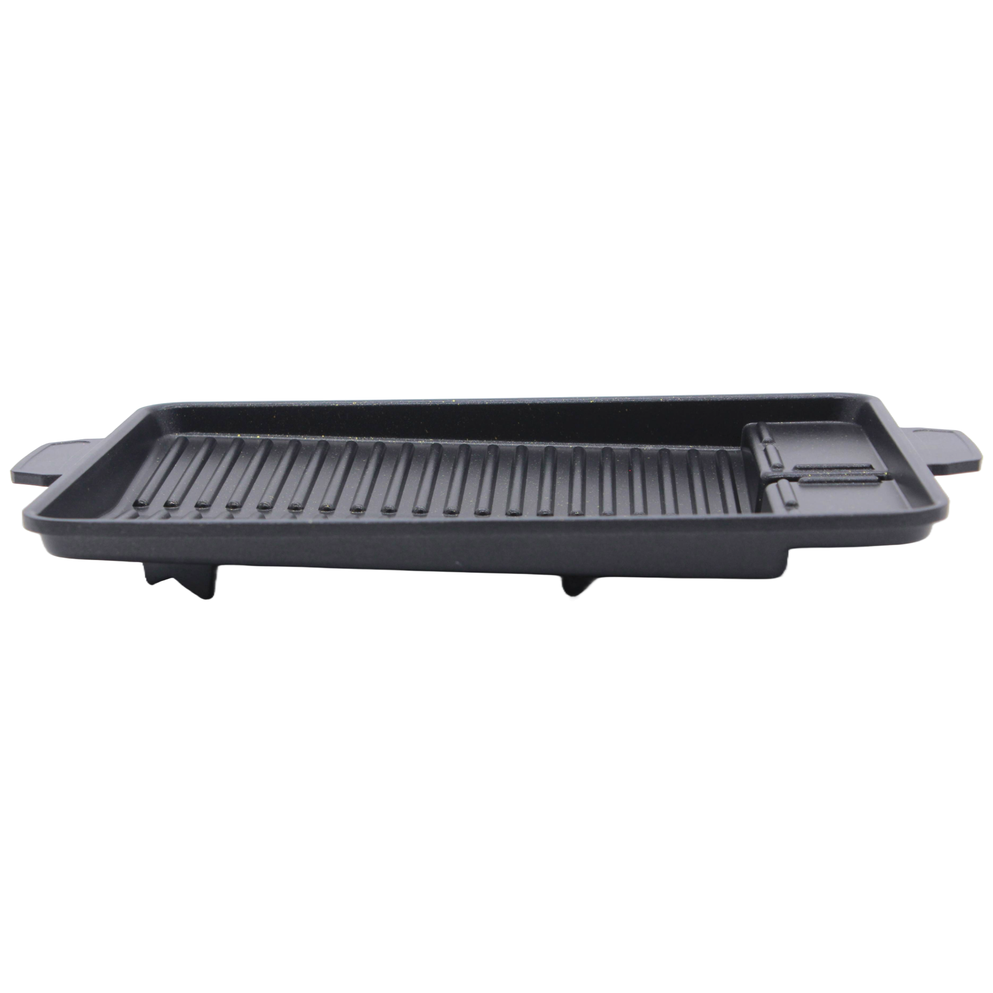 Schwarze Grillpfanne mit Rillen und kleinem Seitenbereich, isoliert auf weißem Hintergrund.