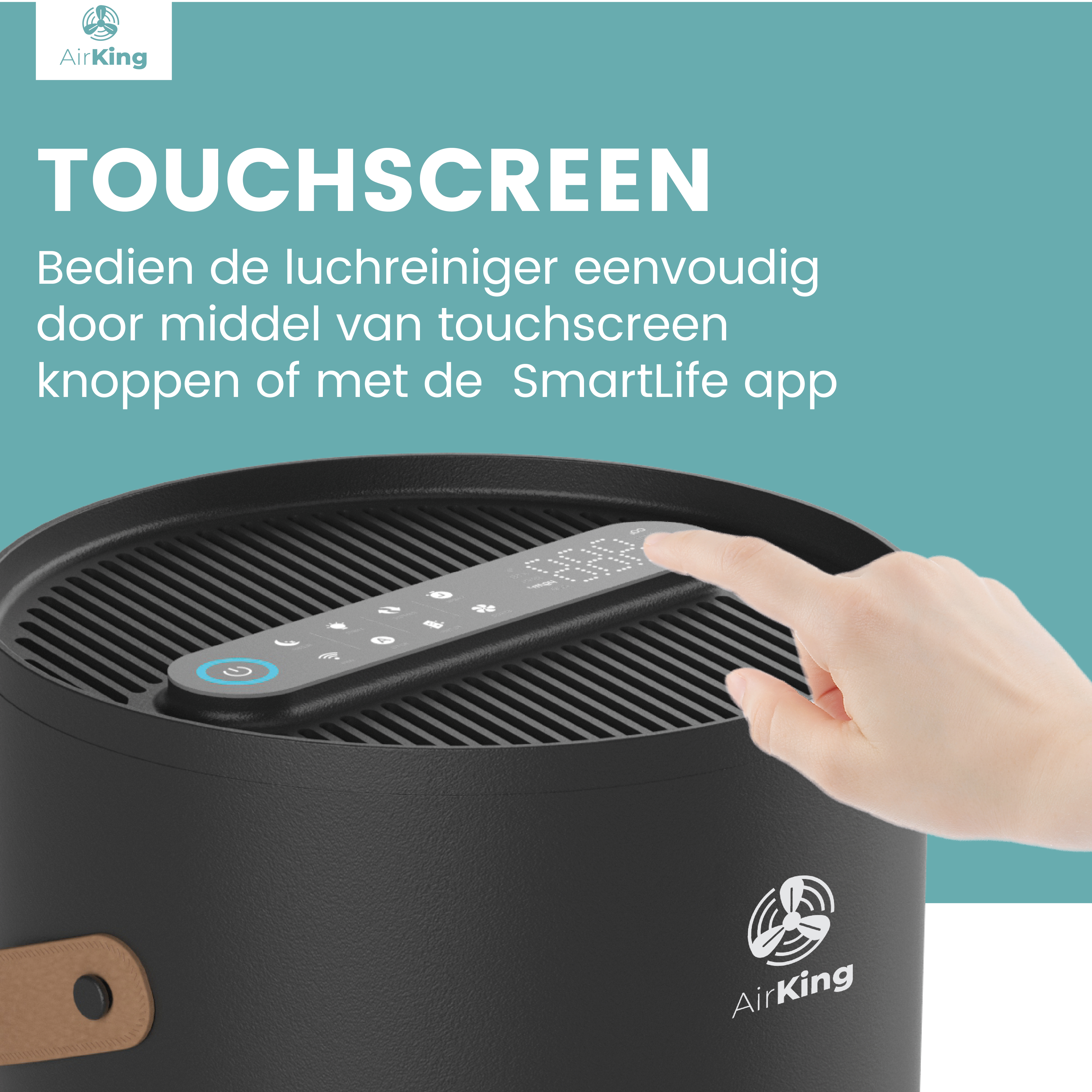 Un purificateur d'air noir avec une télécommande. Une main pointe vers la télécommande. Le fond est bleu sarcelle.