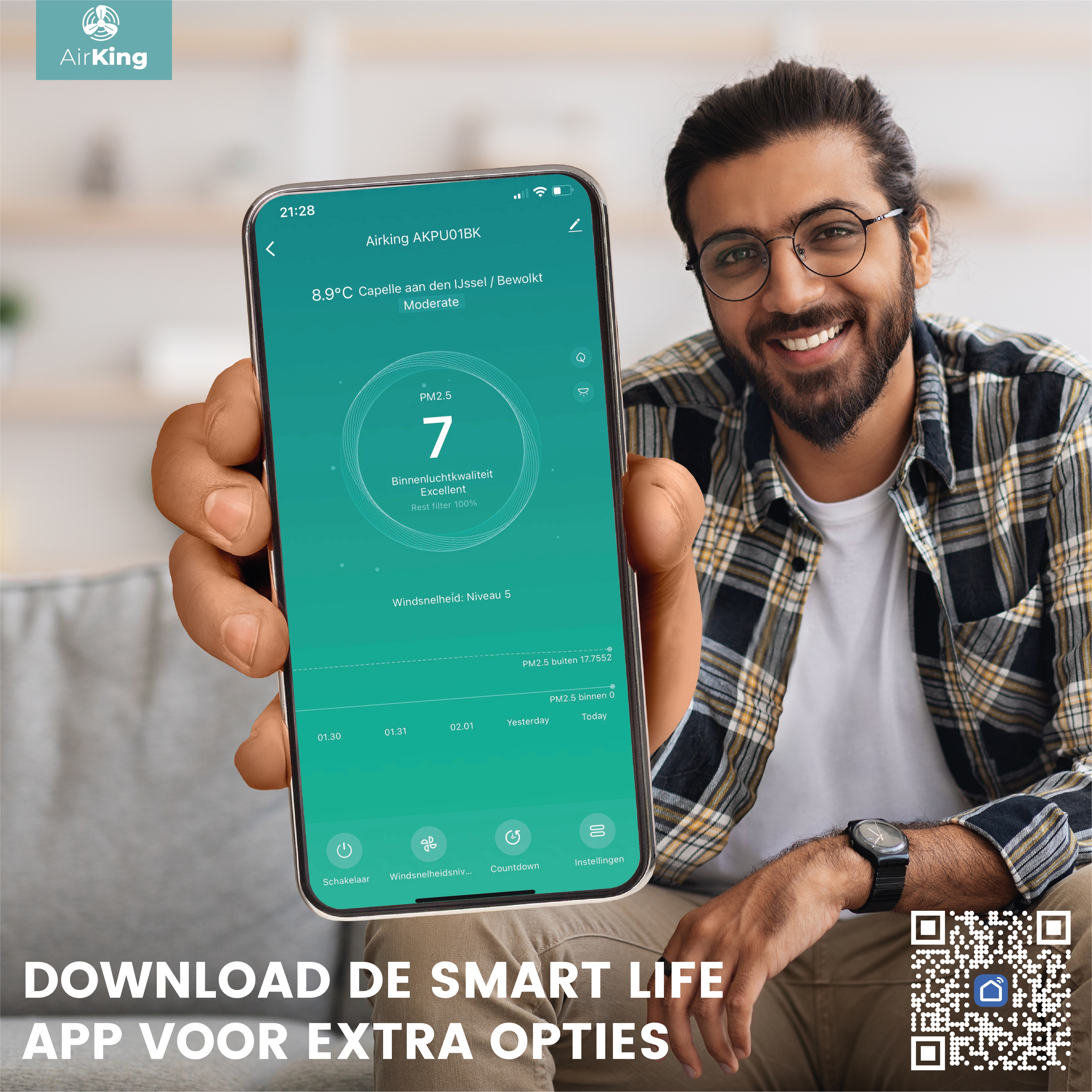 Un homme montre la qualité de l'air sur son téléphone. Téléchargez l'application est en bas.