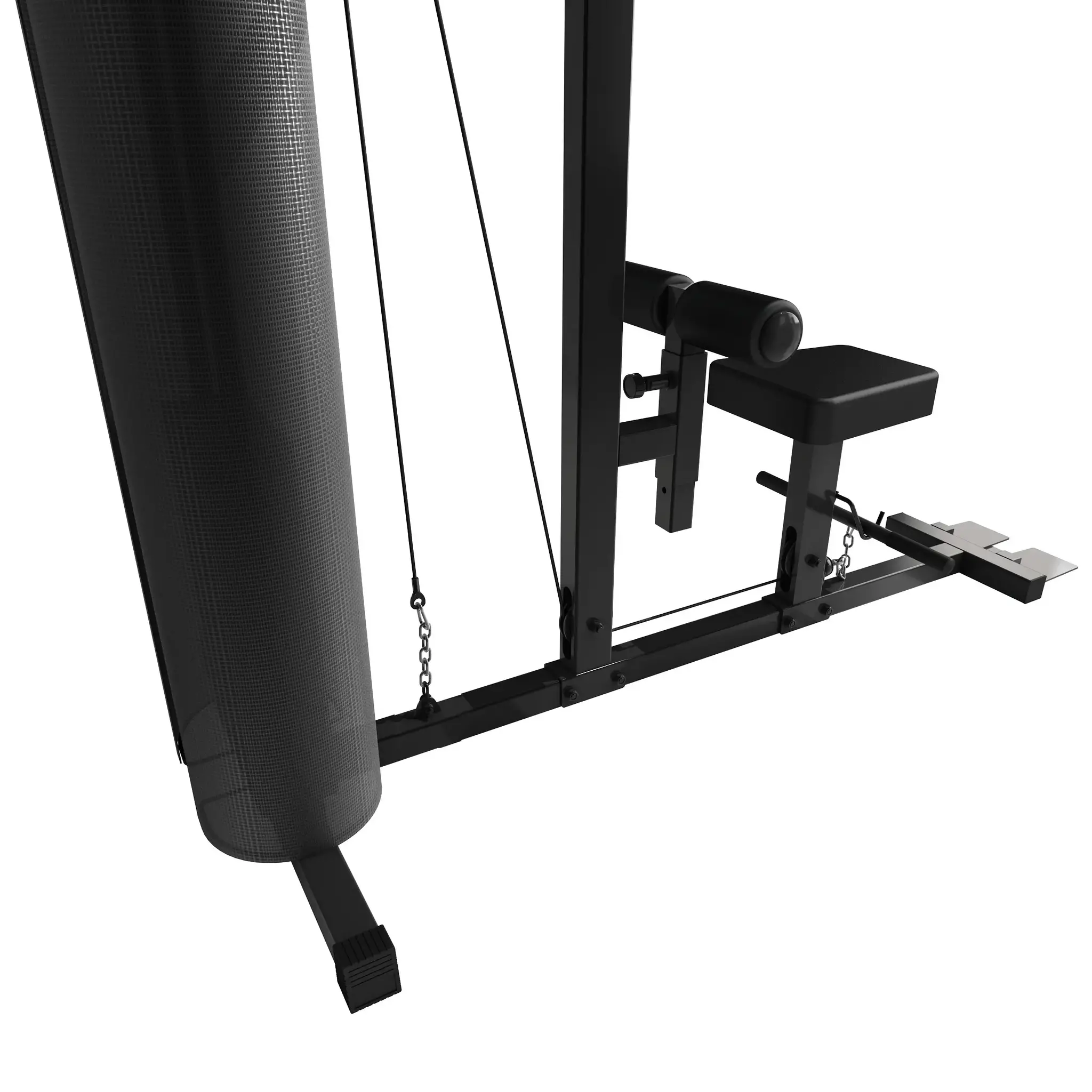 Zwarte fitnessmachine met gewichten en een stoel. Kabels lopen naar een stang voor oefeningen.