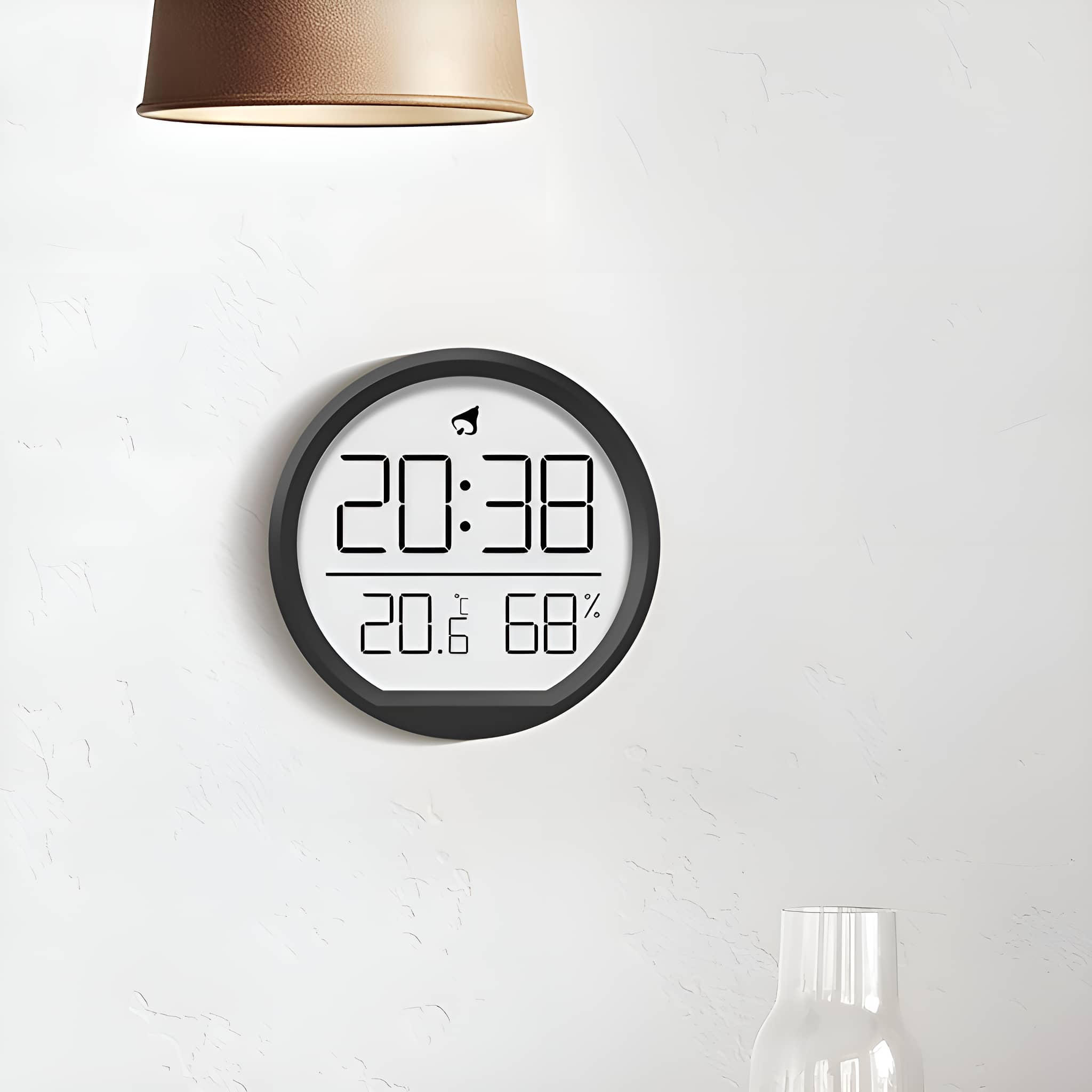 Digitaluhr mit Zeit, Temperatur und Luftfeuchtigkeit an weißer Wand.