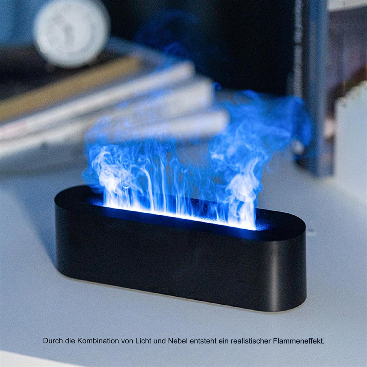 Schwarze dekorative Flammeneffektlampe mit blauem Licht. Weißes Regal mit Büchern im Hintergrund.
