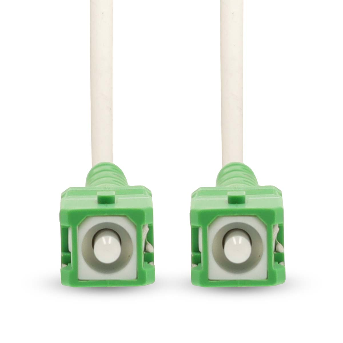 Twee kabels met groene connector, witte kabel, witte achtergrond.