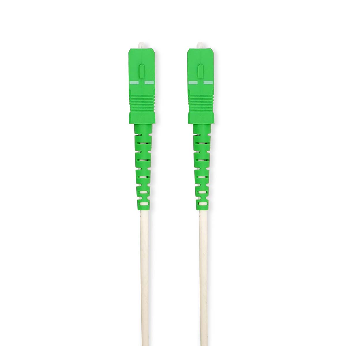 Twee groene glasvezelconnectoren met witte kabels op witte achtergrond.