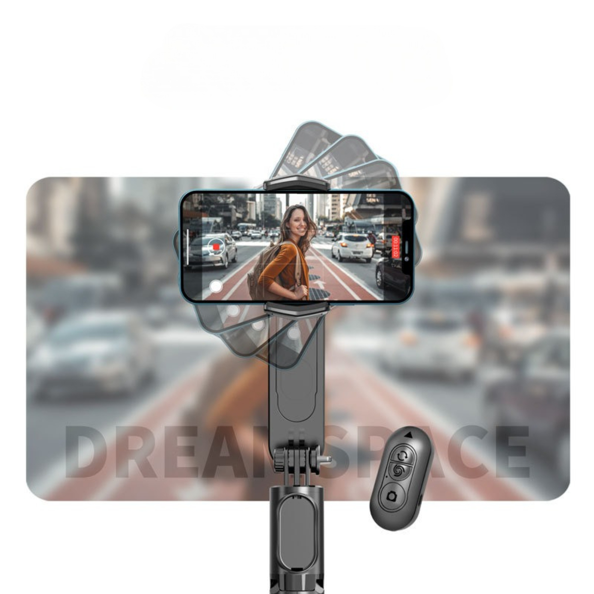 Smartphone an Selfie-Stick, Stadtstraßenszene im Hintergrund.