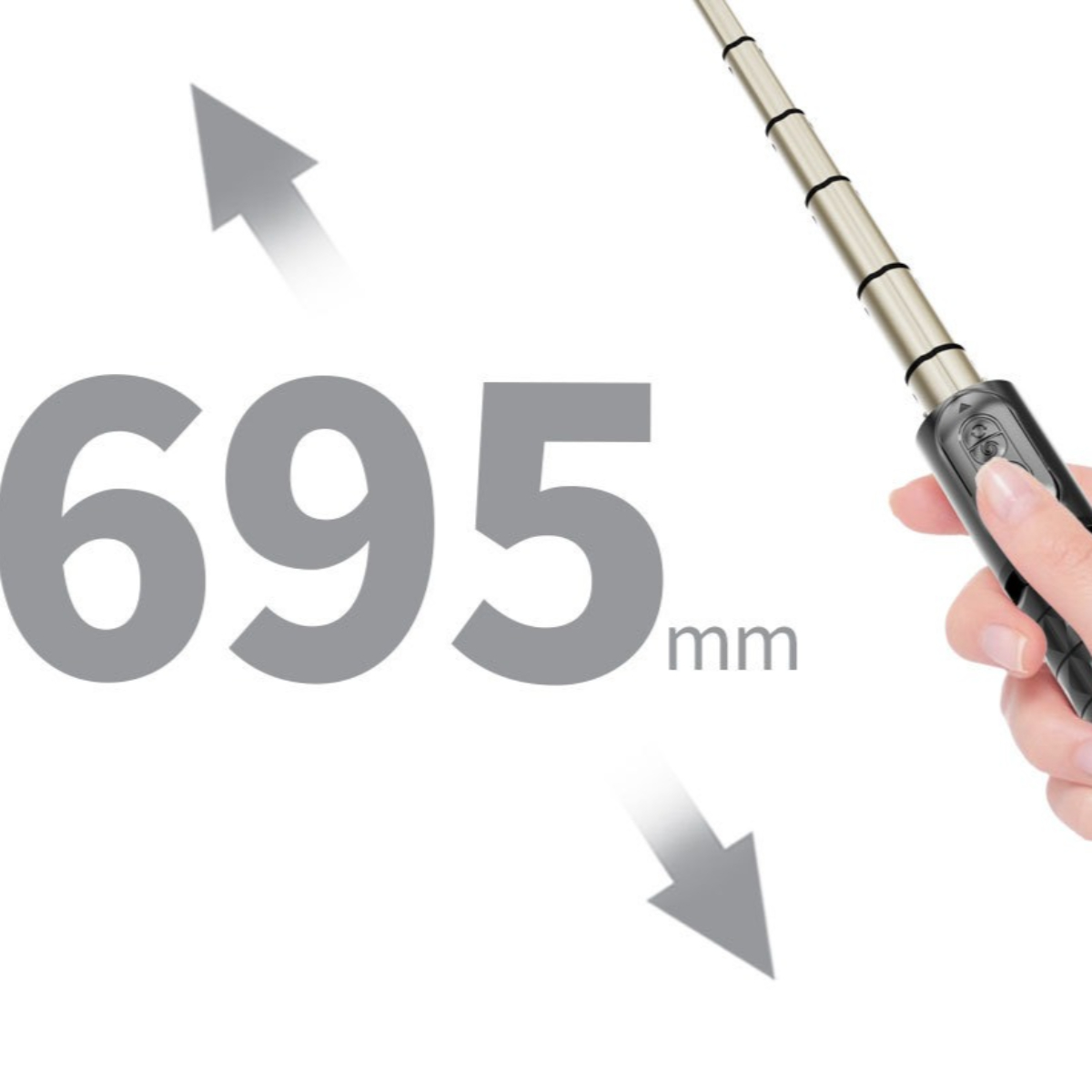 Ein Selfie-Stick ausgefahren. Die Länge ist mit 695 mm angegeben. Eine Hand hält den Griff.