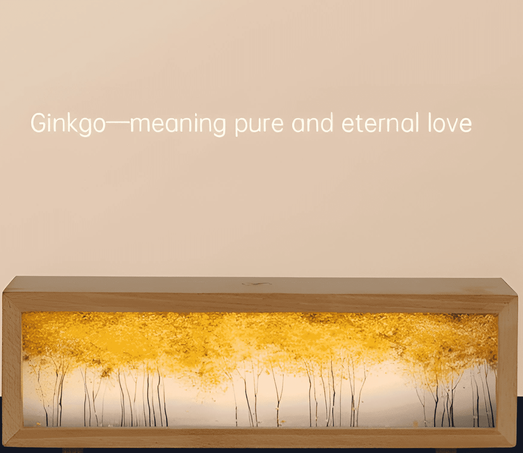 Eine Holzvitrine mit einer gelben Landschaft, vor einem cremefarbenen Hintergrund, mit Text darüber.