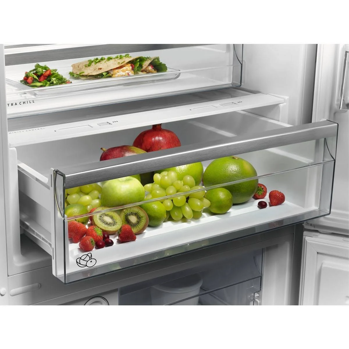 Koelkastlade met fruit: aardbeien, druiven en meer.