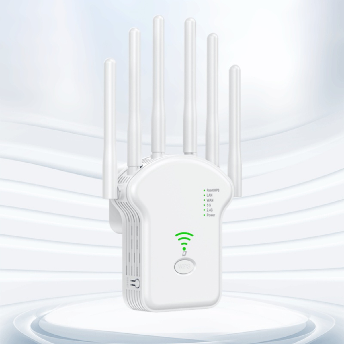 Ein weißer WLAN-Extender mit Antennen, mit einem grünen Licht, das die Signalstärke anzeigt.