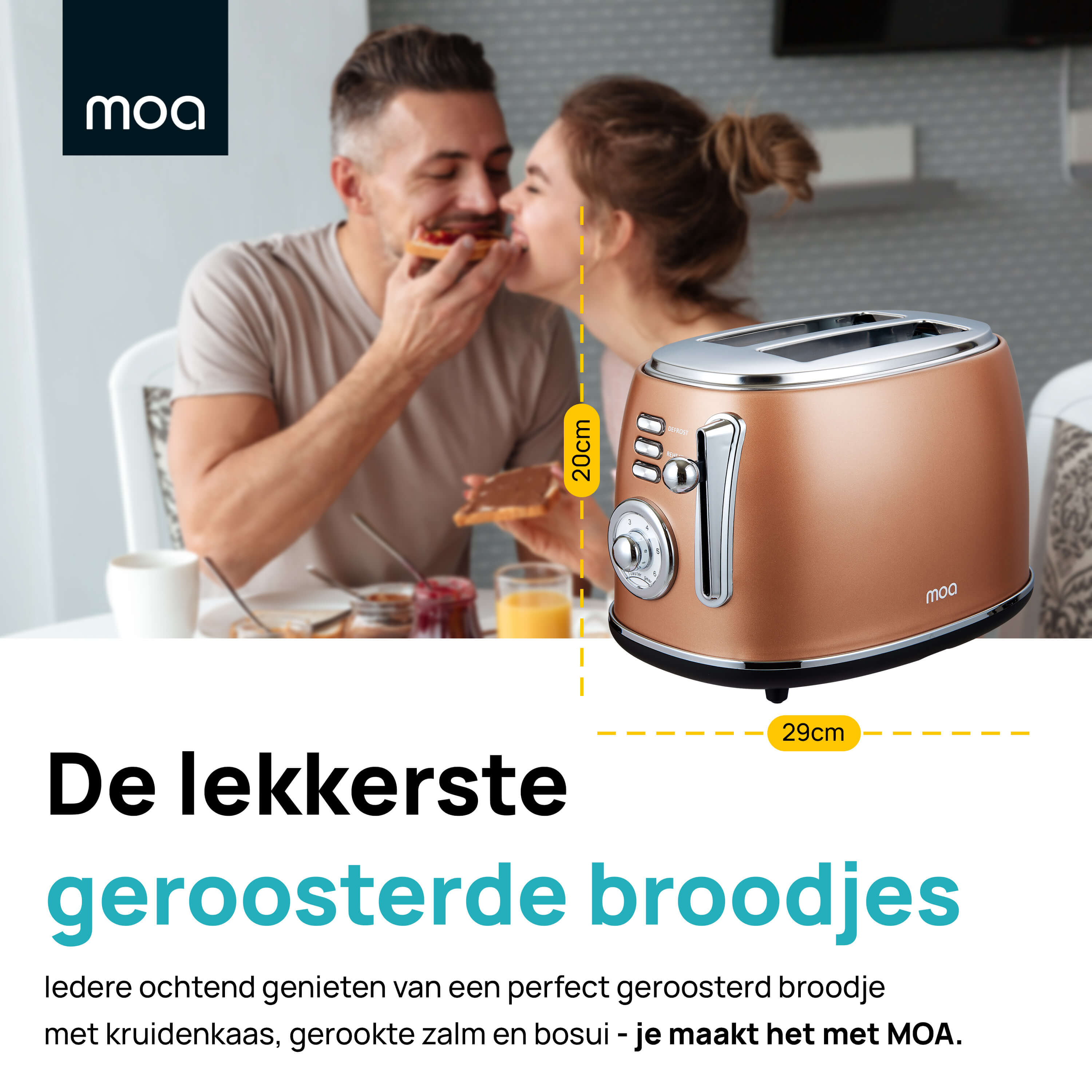 Koppel eet toast bij een koperen broodrooster, met afmetingen in cm.