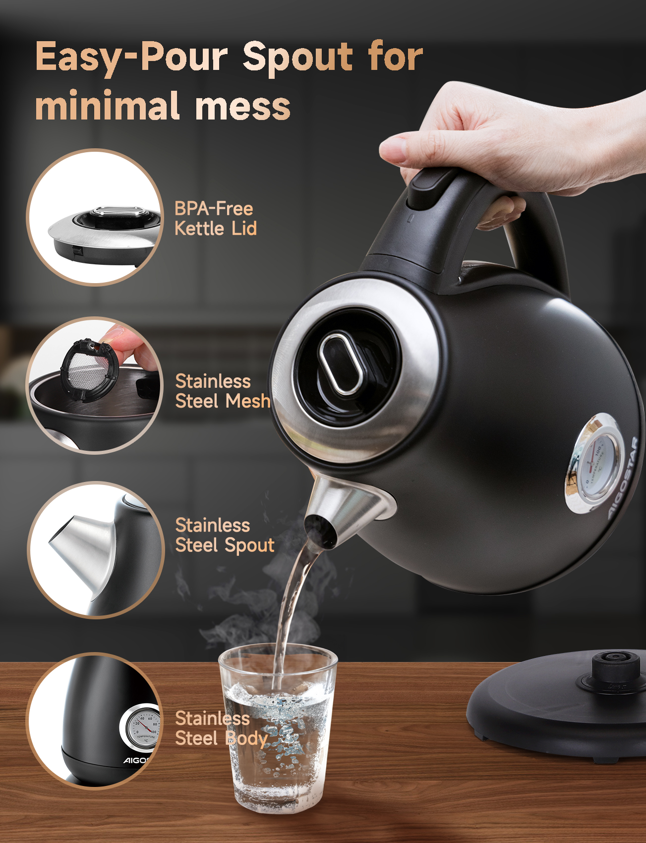 Un bollitore nero versa acqua in un bicchiere. Testo: Easy-Pour Spout for minimal mess.