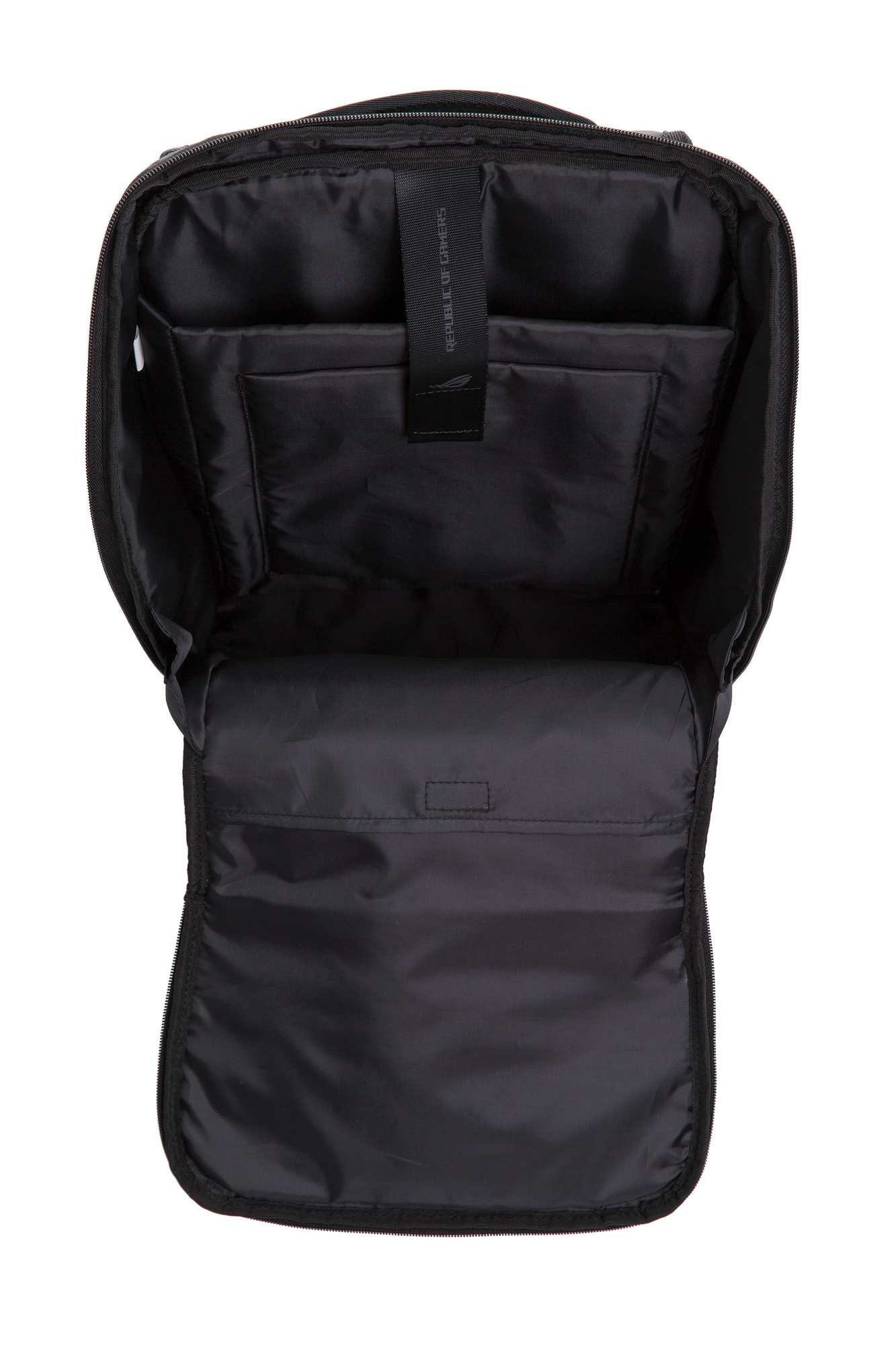 Schwarzer Rucksack, offen, mit Innentaschen. Auf einem Riemen steht 'REVOLUTION OF GAMERS'.