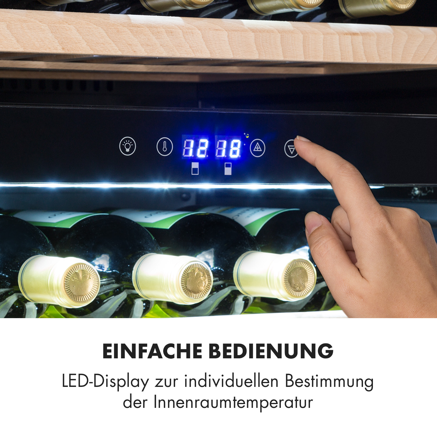 Una mano tocca il display di una cantinetta, con un display digitale della temperatura.