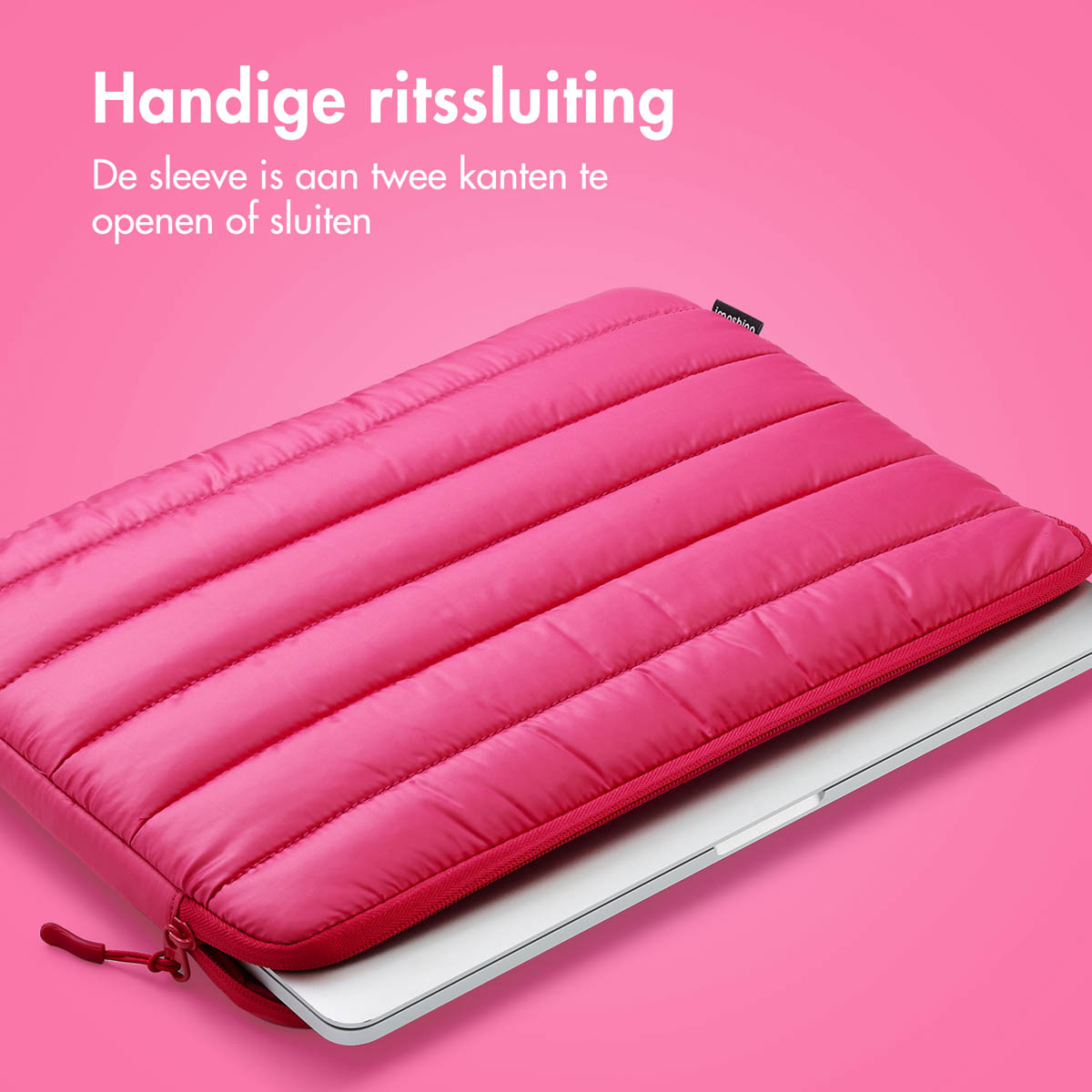 Pink laptop sleeve with open zipper. Text at top in Dutch.