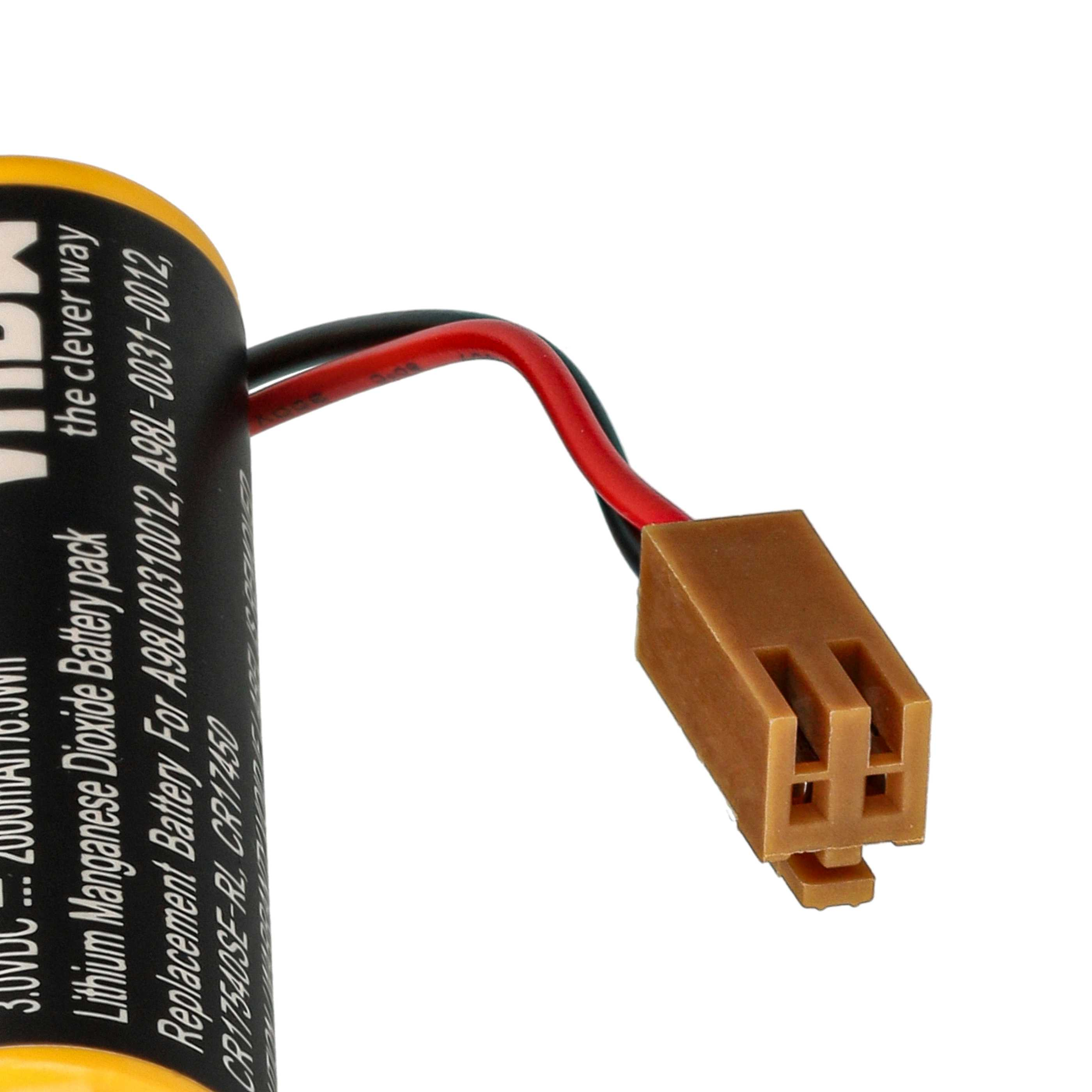 Gelbe Lithium-Mangandioxid-Batterie mit Drähten und braunem Stecker. Nahaufnahme.